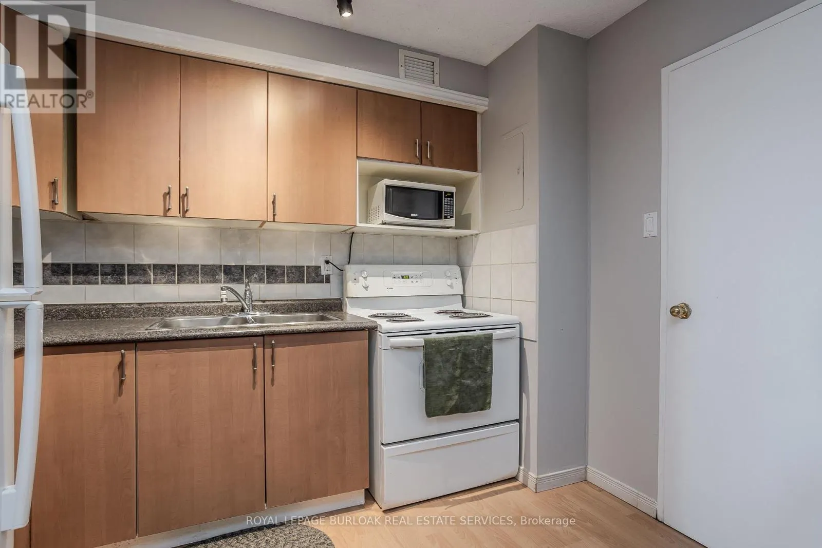 1510 - 975 WARWICK COURT
