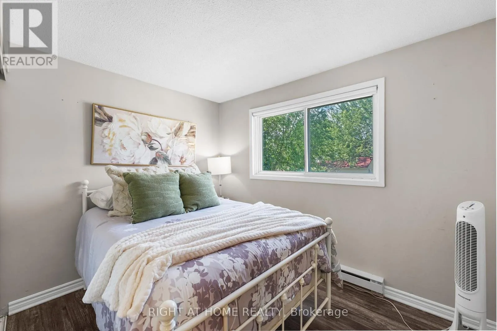 23 HUNTINGWOOD CRESCENT