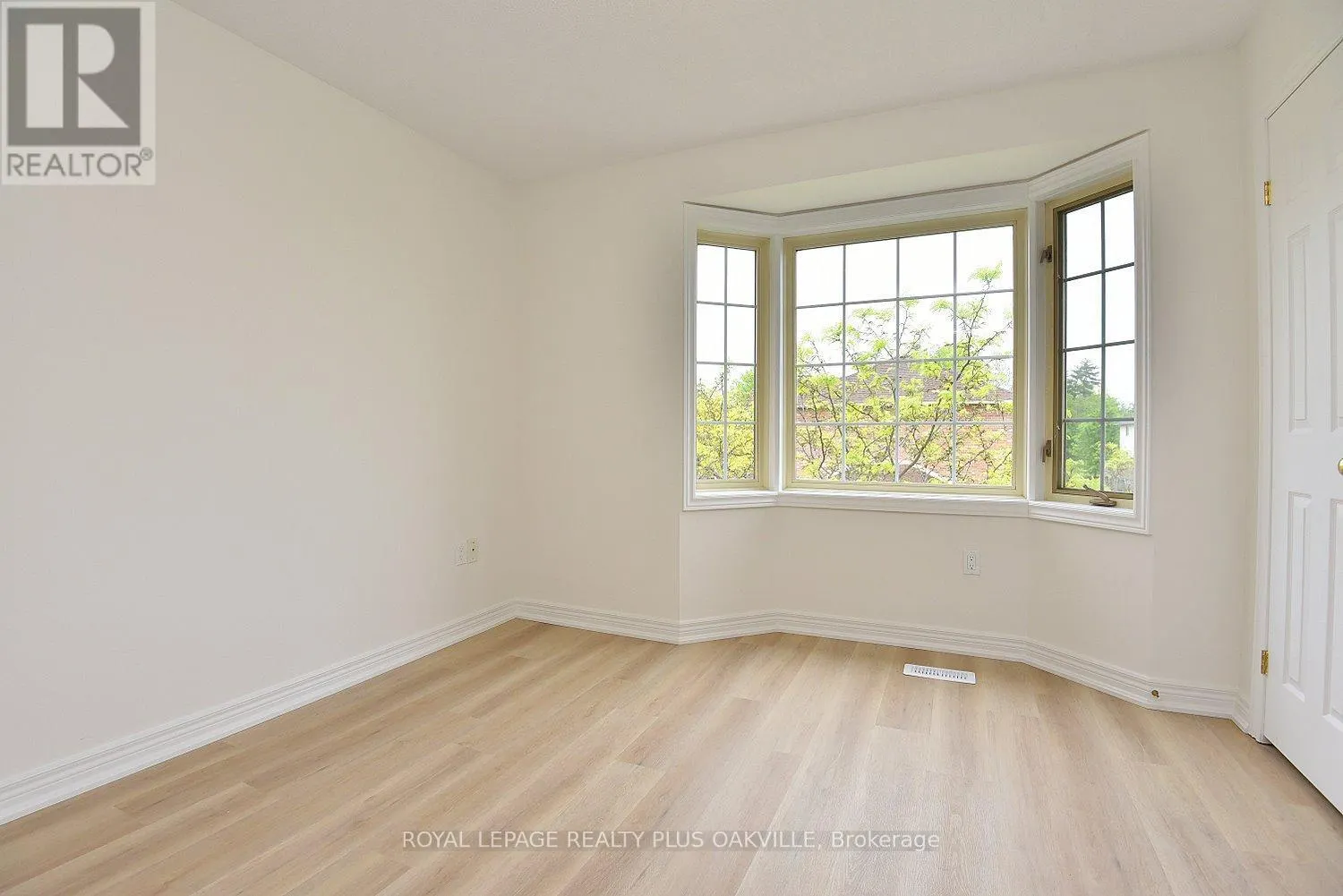14 - 4045 UPPER MIDDLE ROAD
