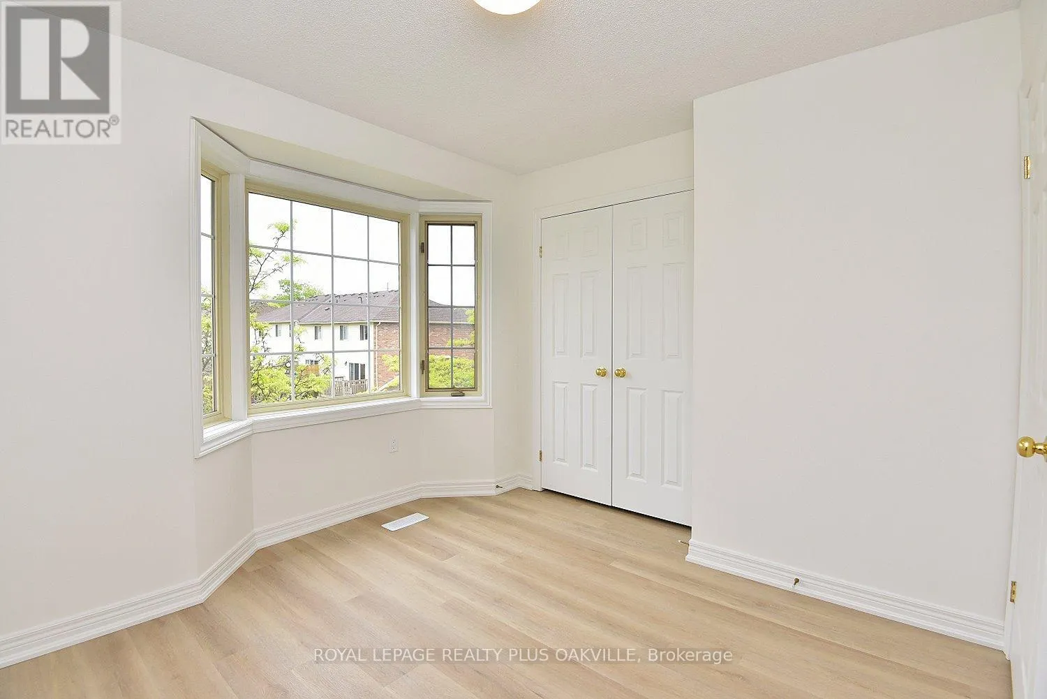 14 - 4045 UPPER MIDDLE ROAD