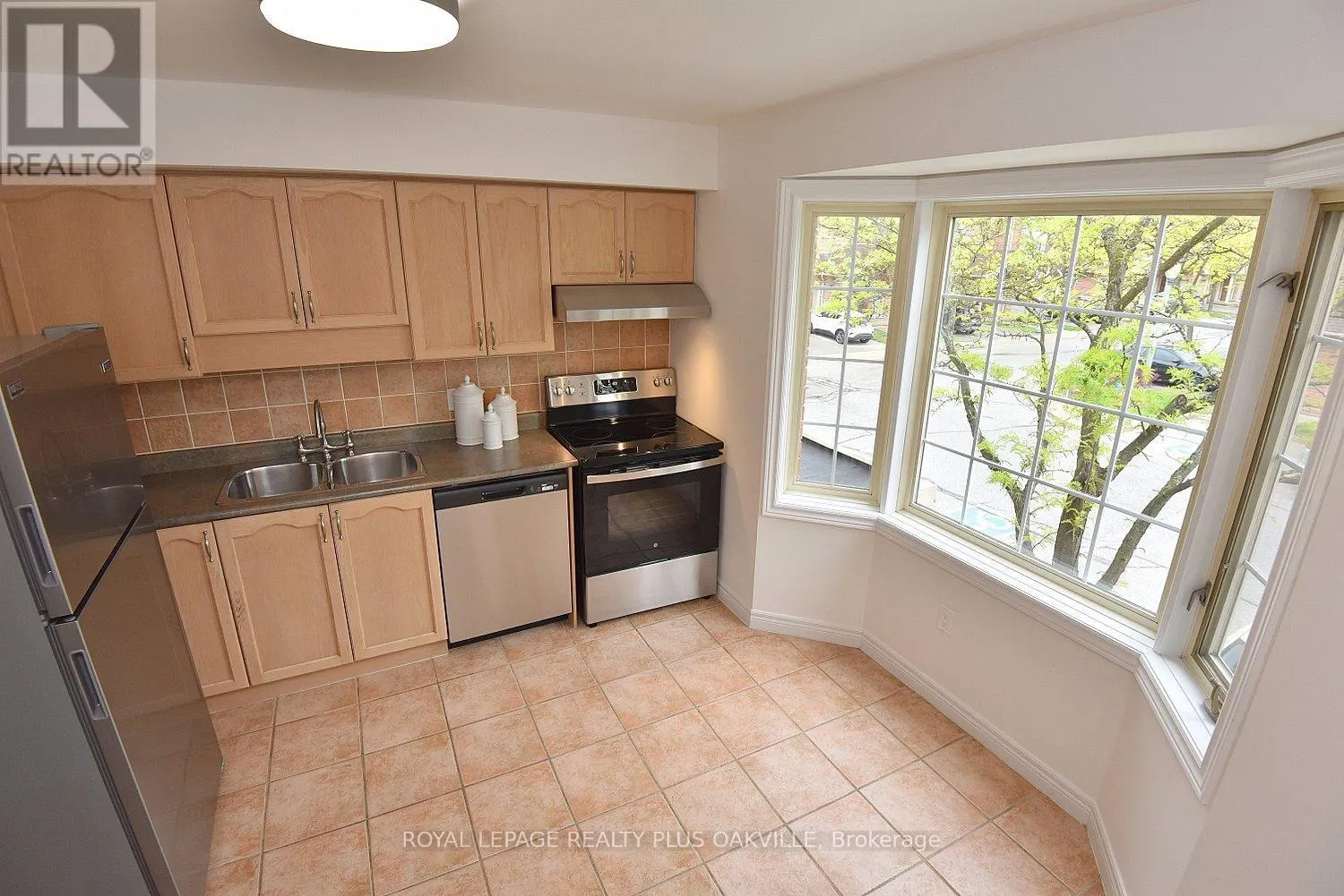 14 - 4045 UPPER MIDDLE ROAD
