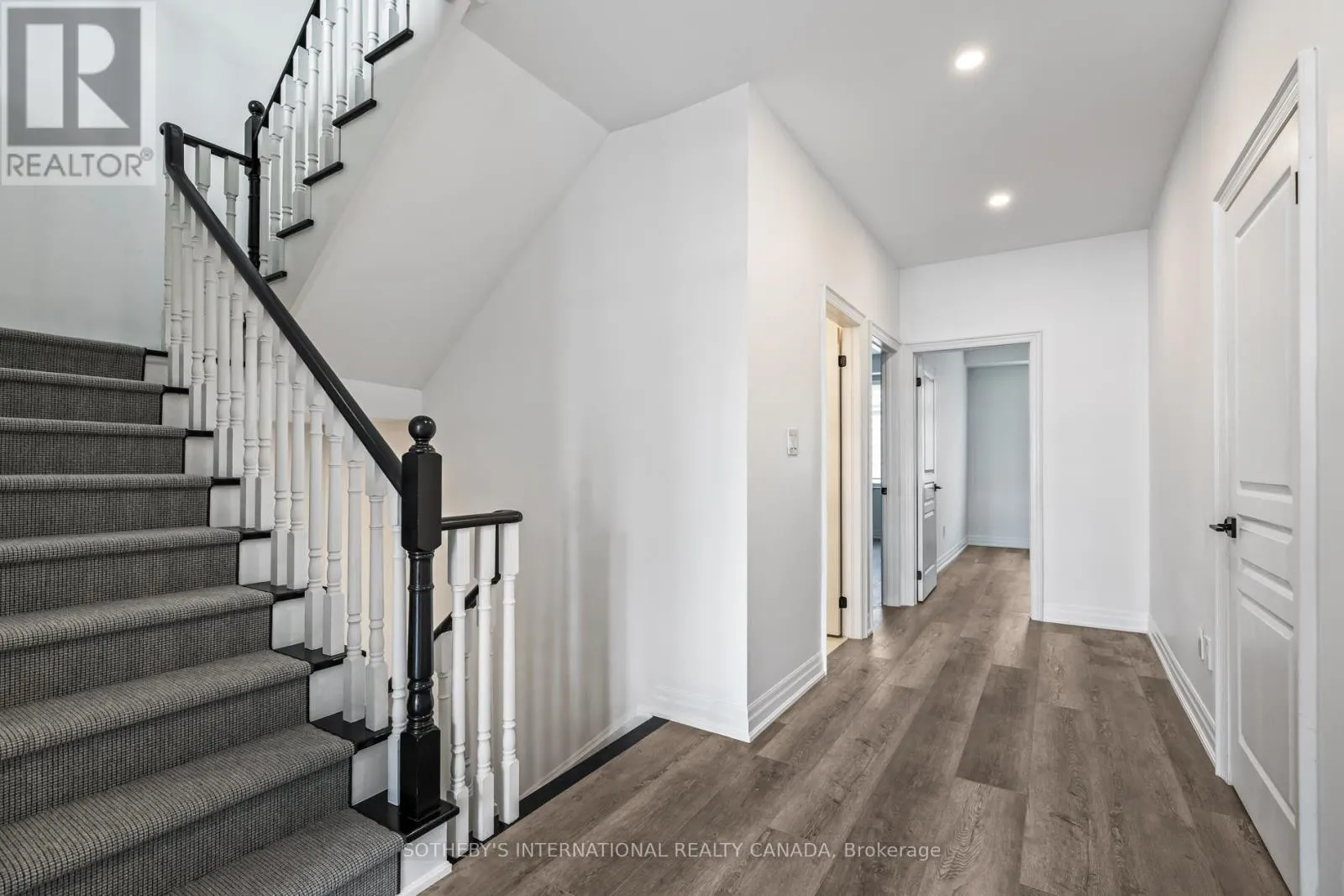 22 - 54 ST LAWRENCE DRIVE