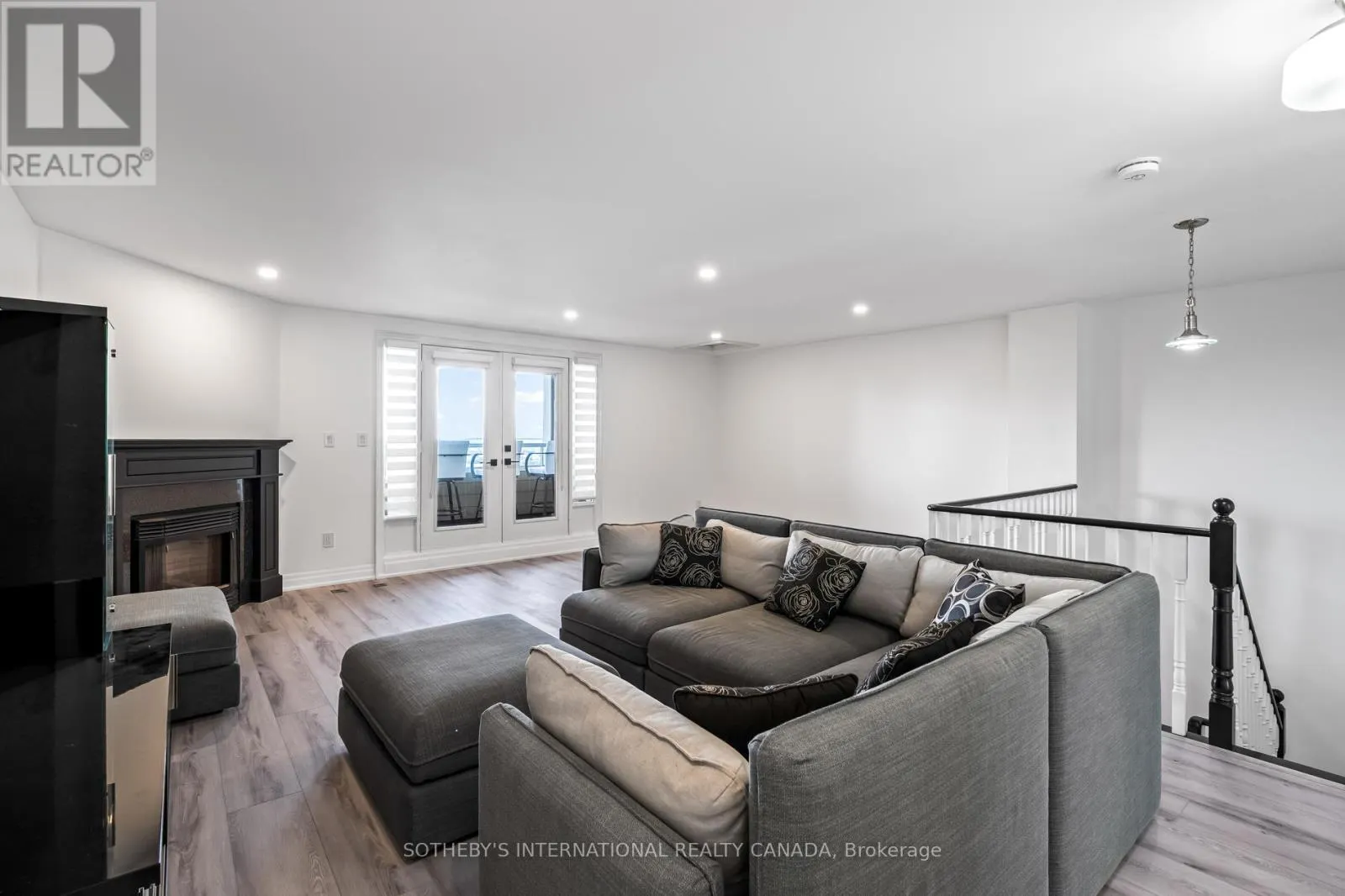 22 - 54 ST LAWRENCE DRIVE