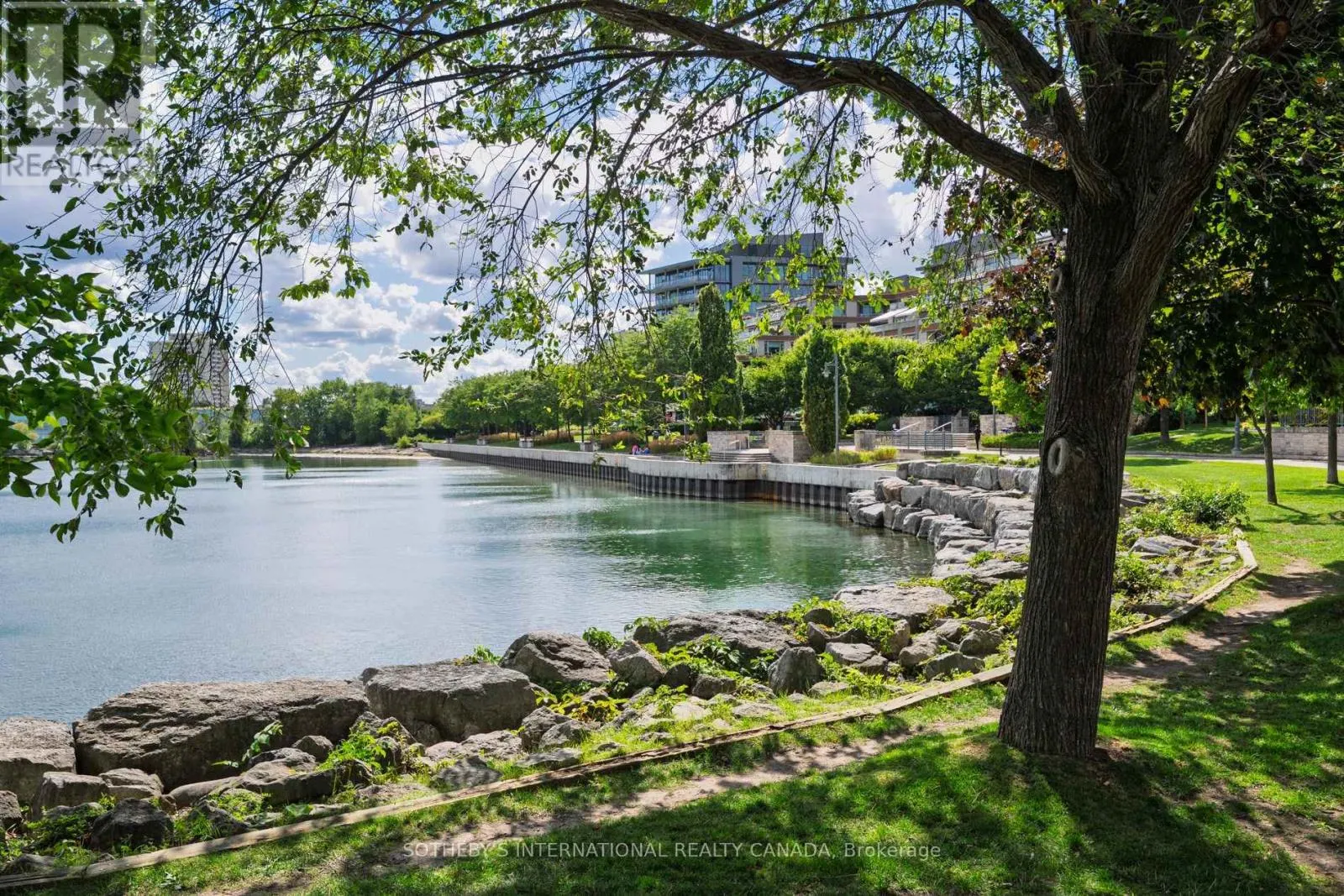 22 - 54 ST LAWRENCE DRIVE