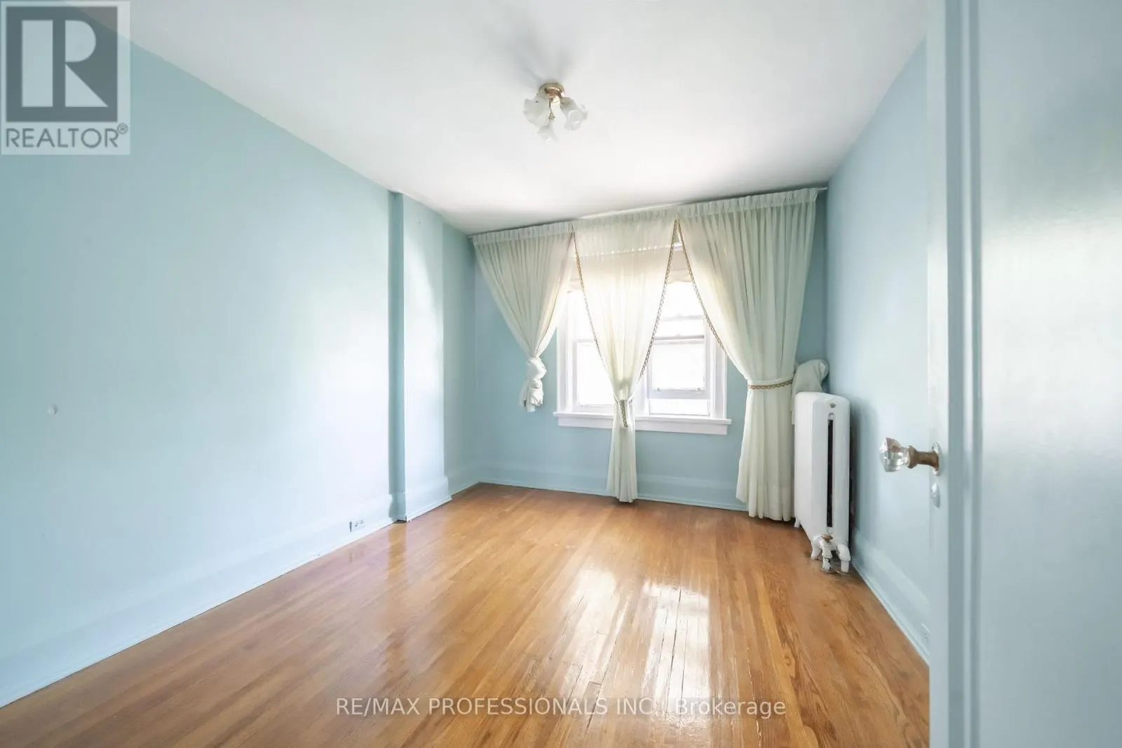 24 QUEENS AVENUE