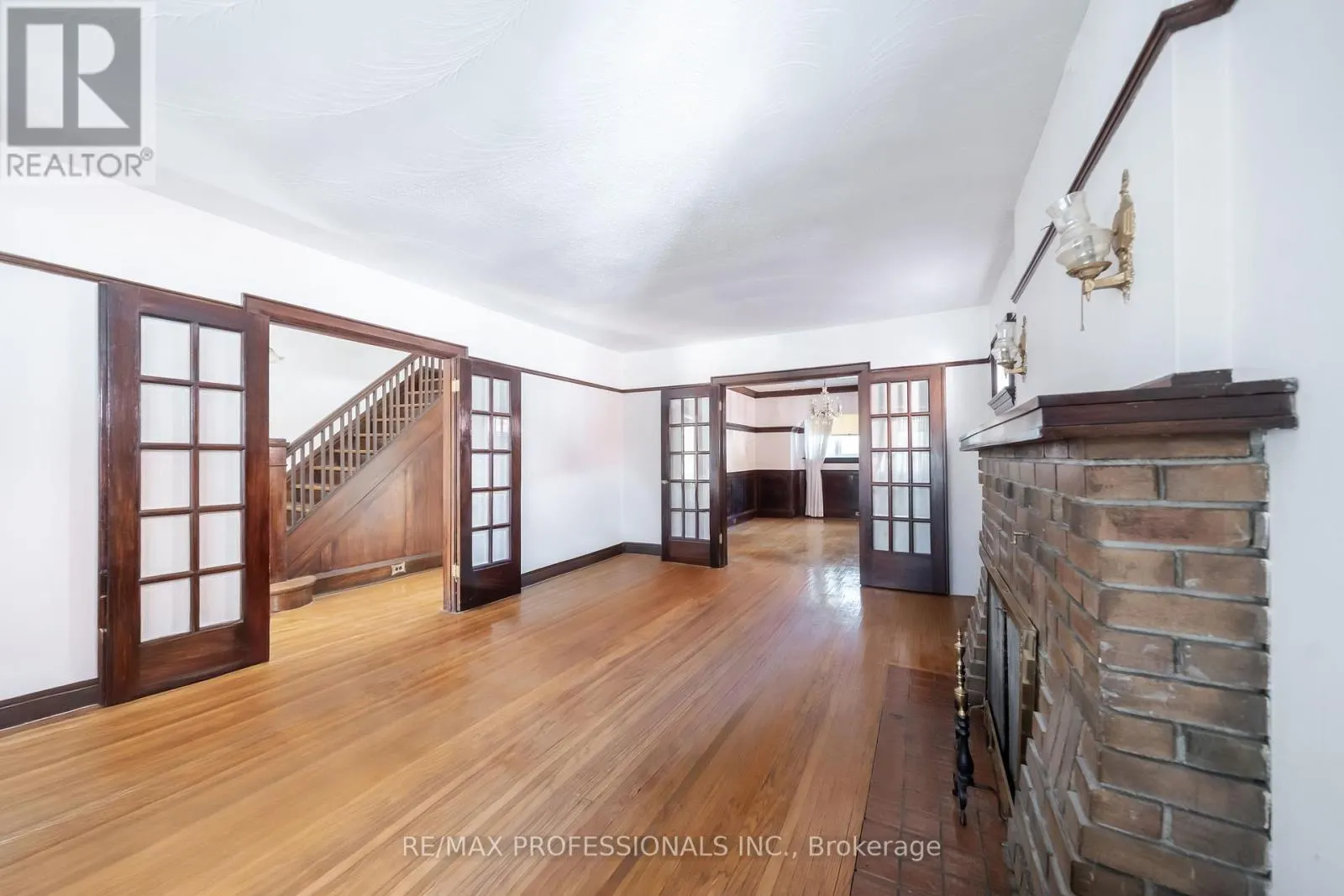 24 QUEENS AVENUE