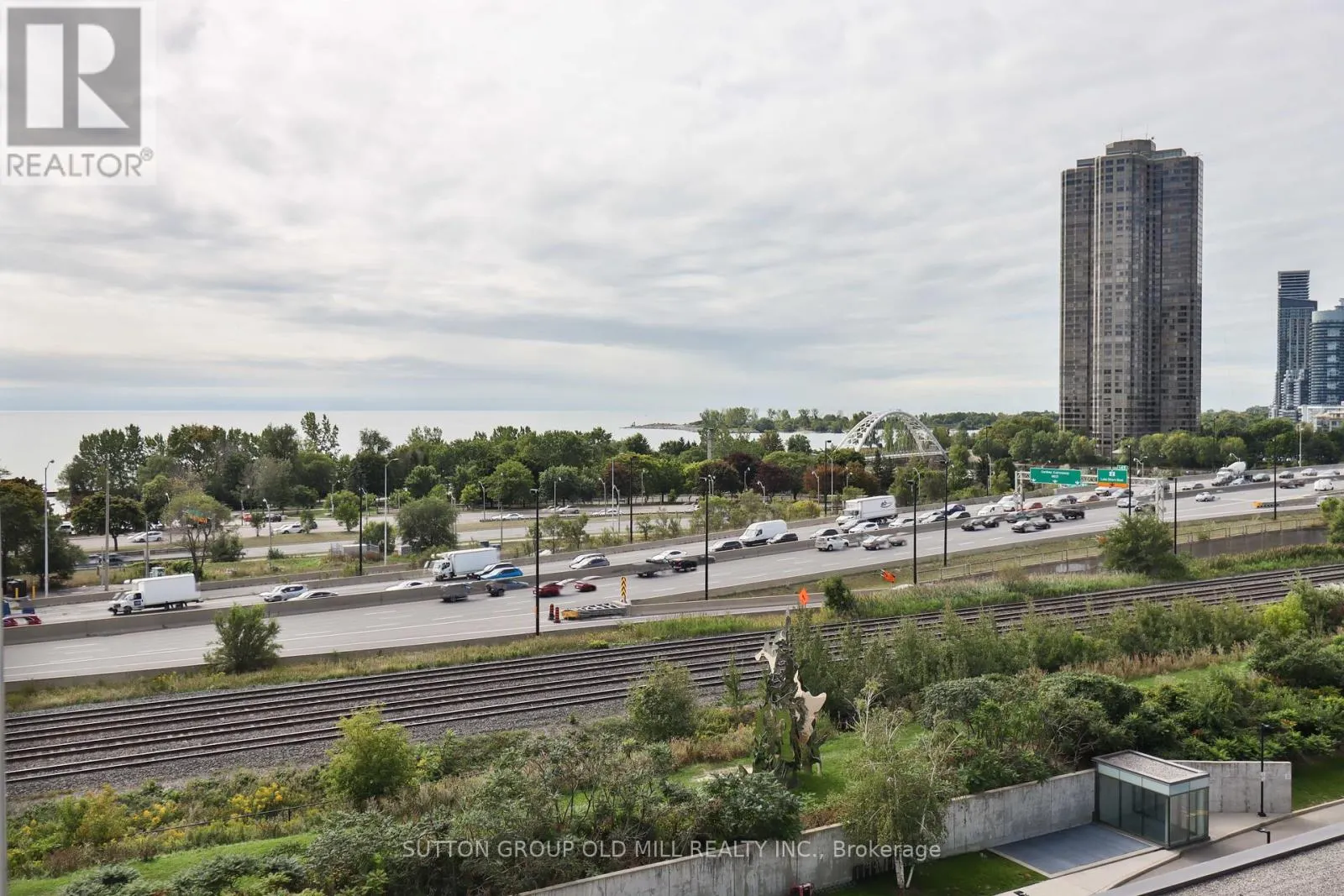 709 - 103 THE QUEENSWAY
