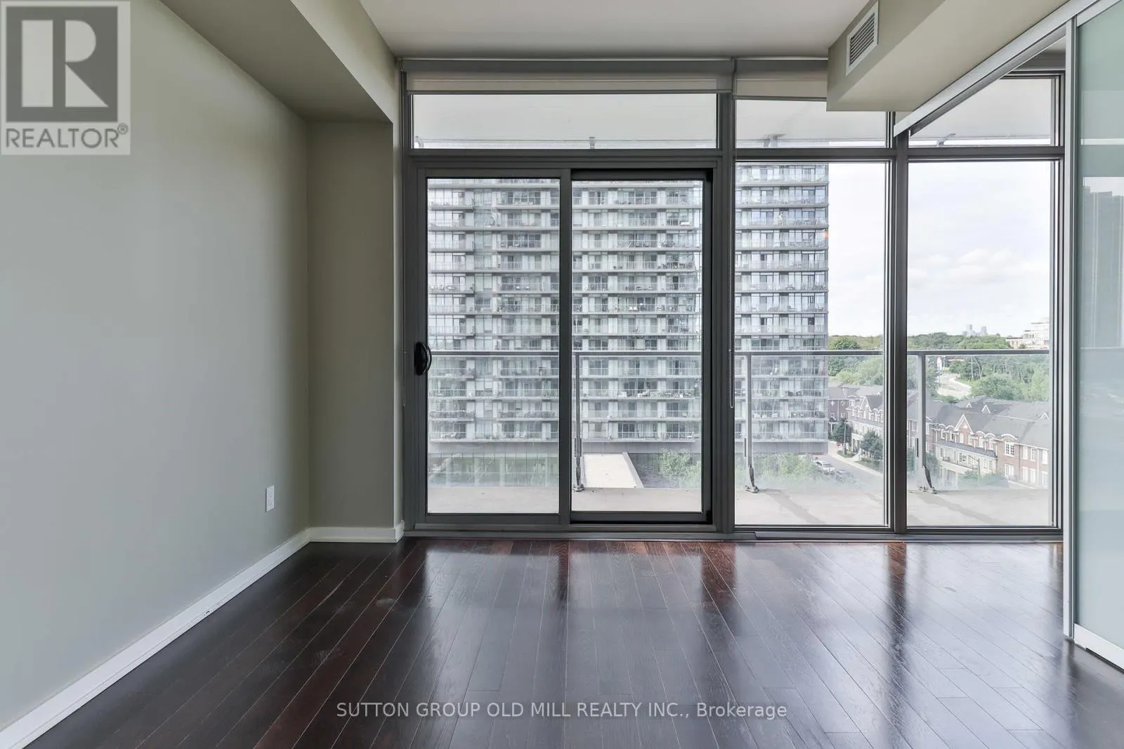 709 - 103 THE QUEENSWAY
