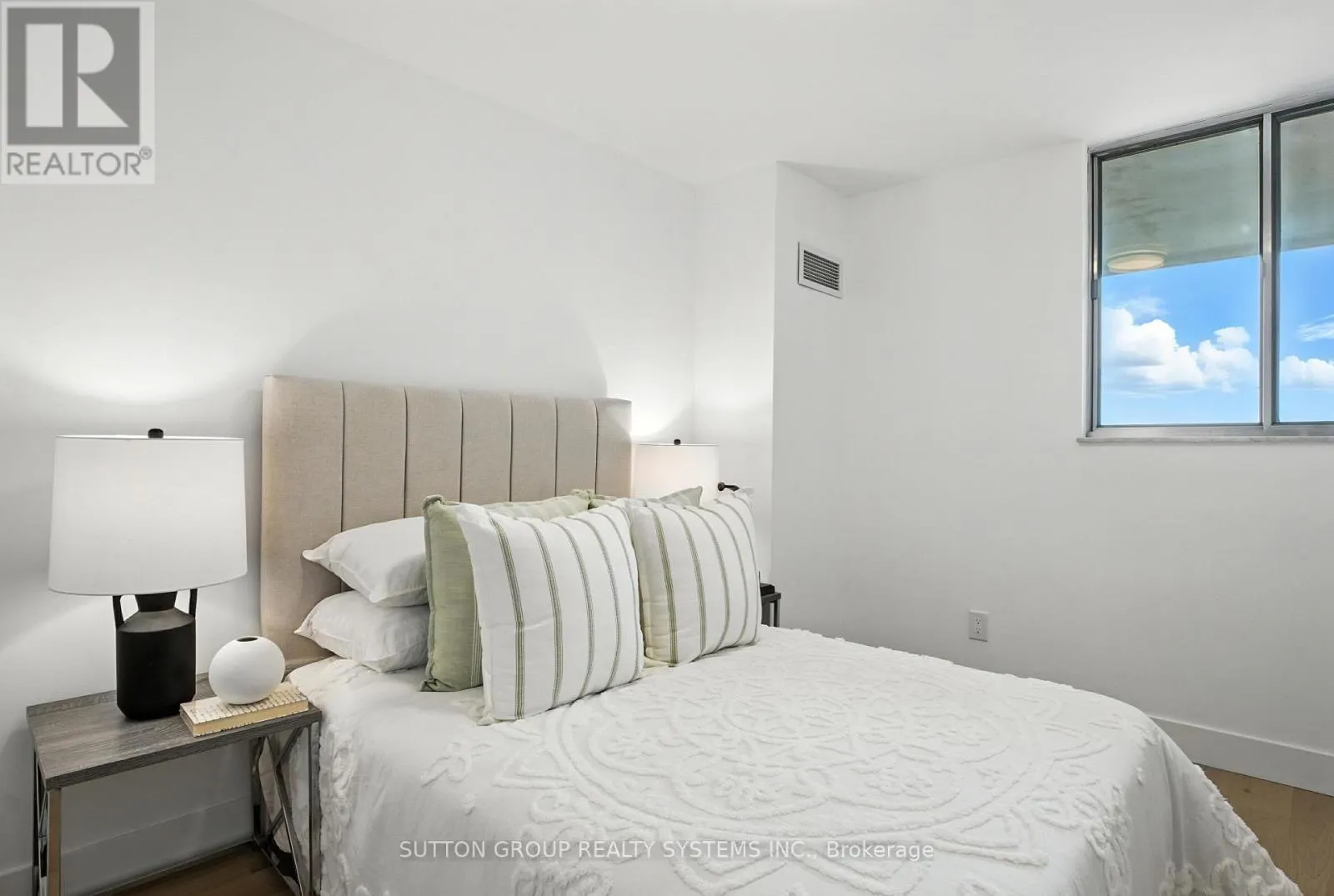 907 - 812 BURNHAMTHORPE ROAD