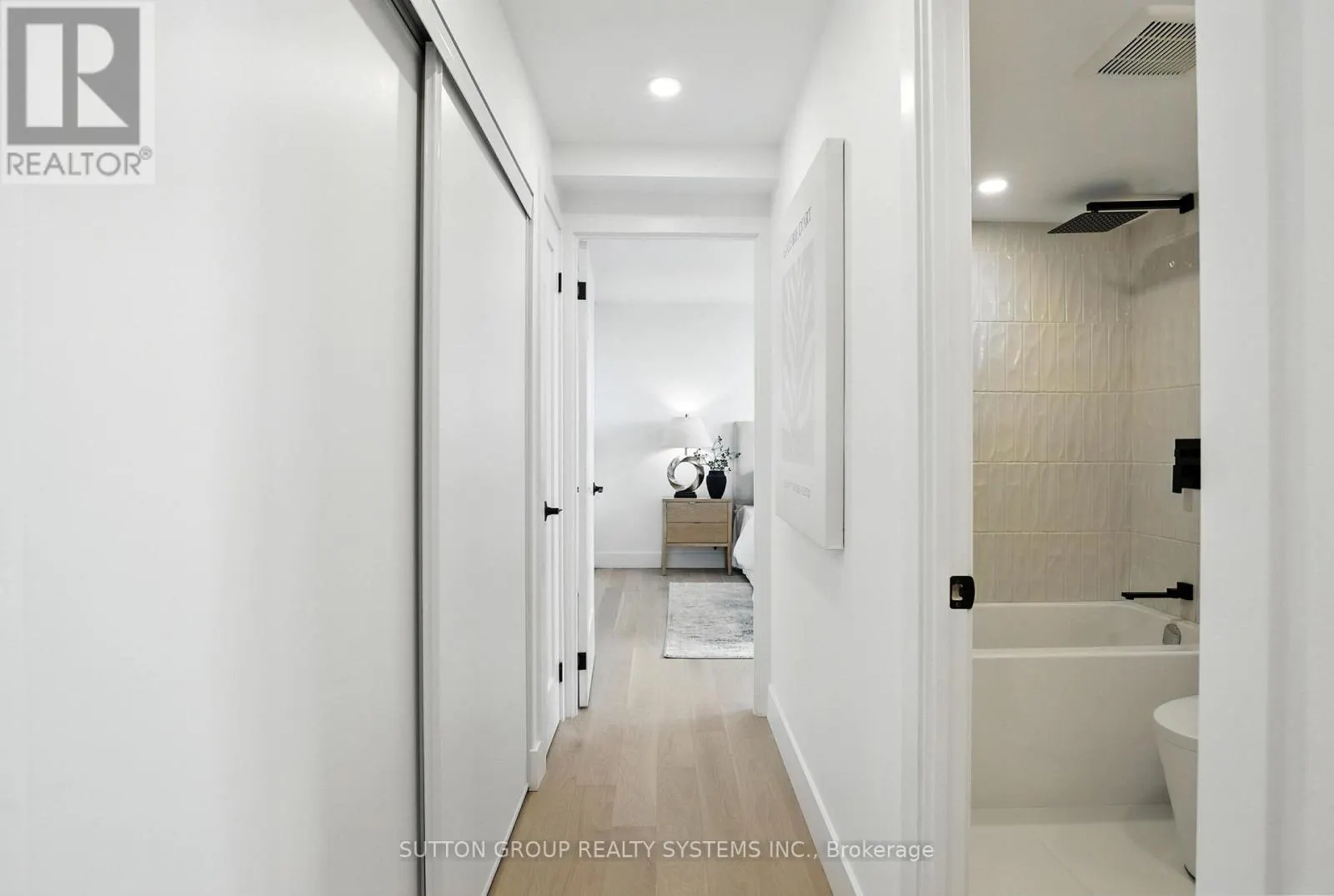 907 - 812 BURNHAMTHORPE ROAD