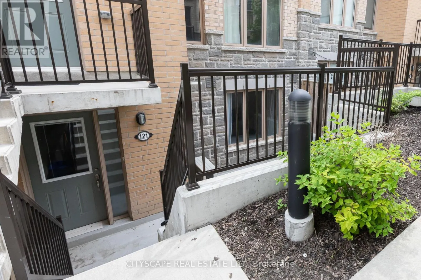 121 - 7 FOUNDRY AVENUE