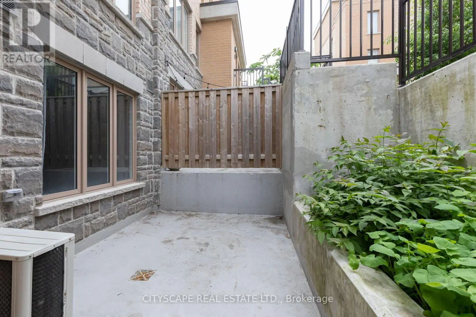 121 - 7 FOUNDRY AVENUE