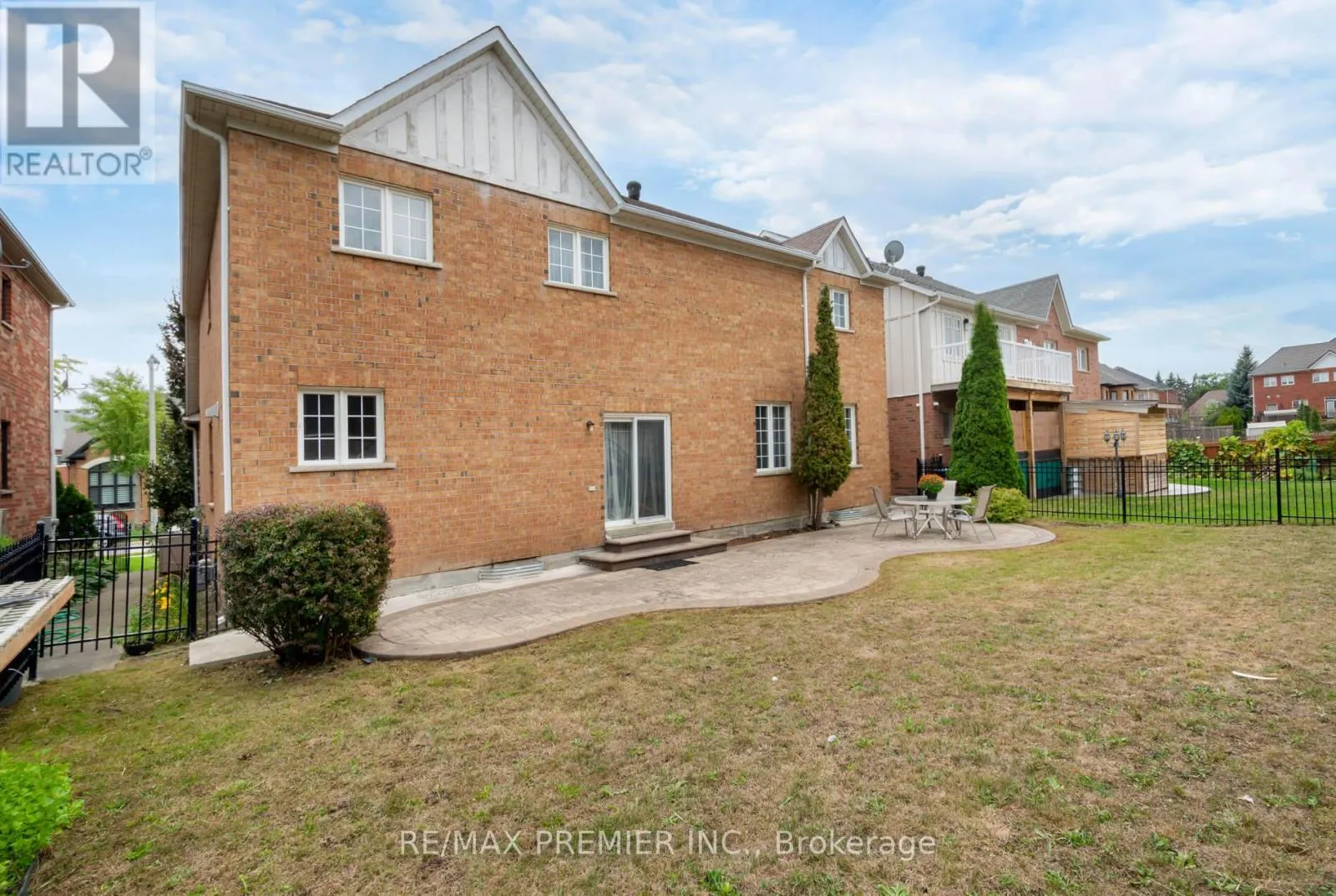 6 DONWOODS COURT