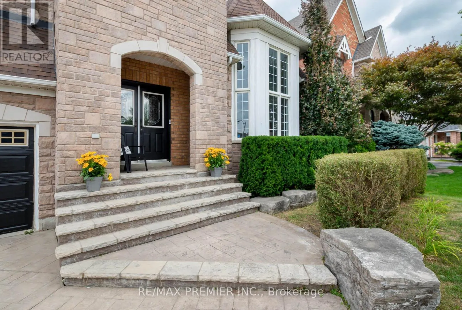 6 DONWOODS COURT