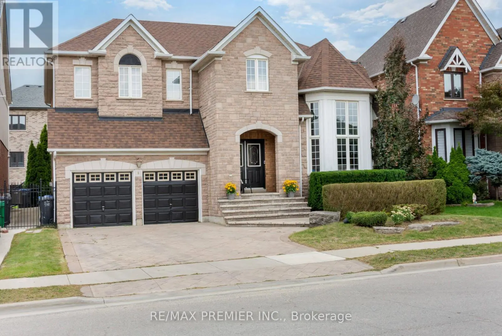 6 DONWOODS COURT
