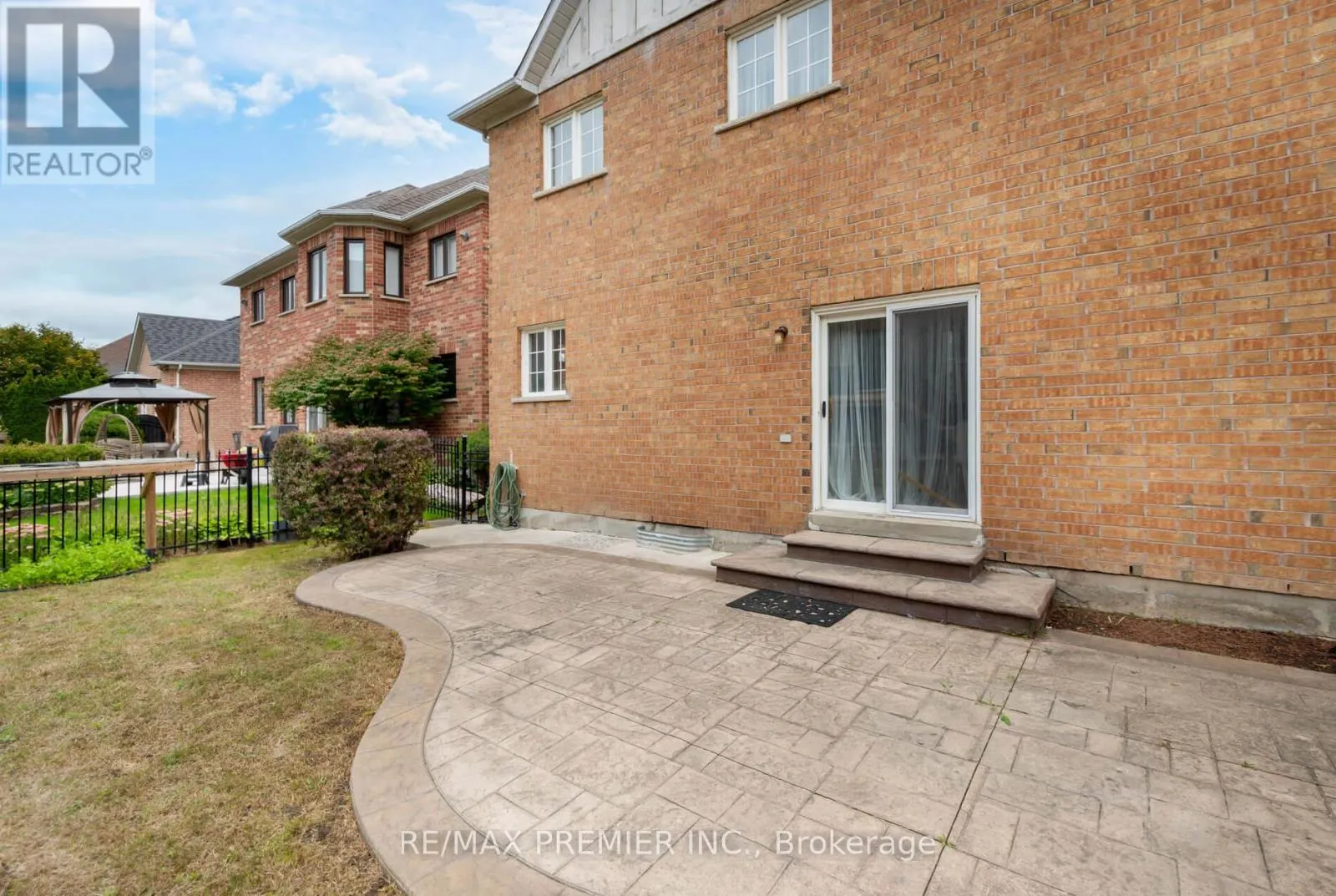 6 DONWOODS COURT