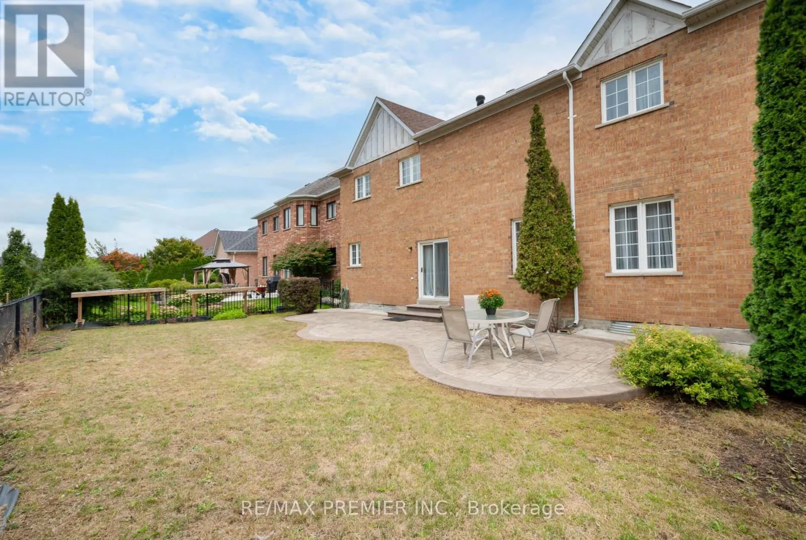 6 DONWOODS COURT