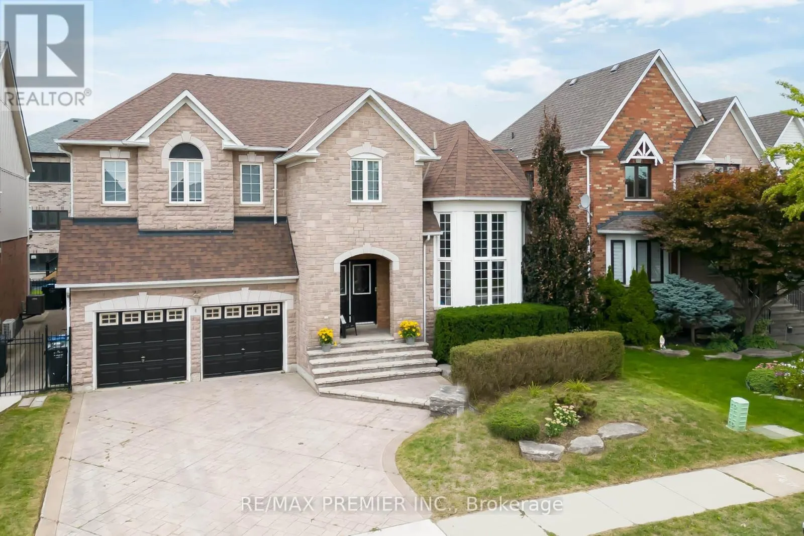 6 DONWOODS COURT