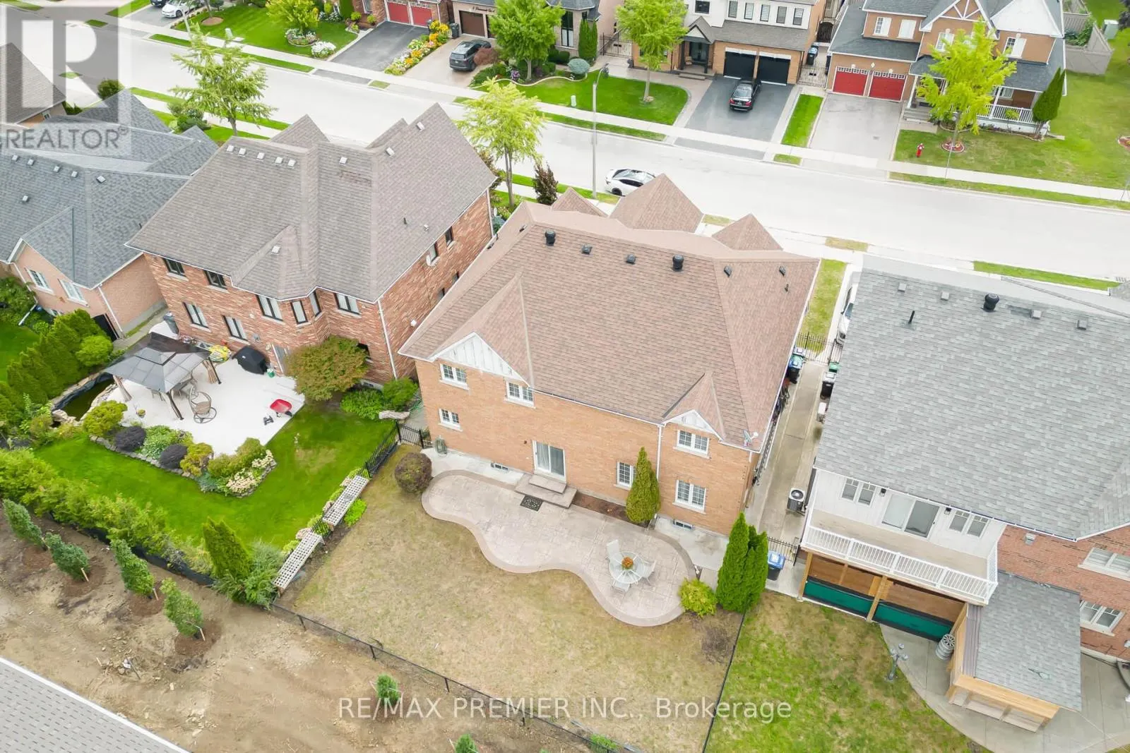 6 DONWOODS COURT