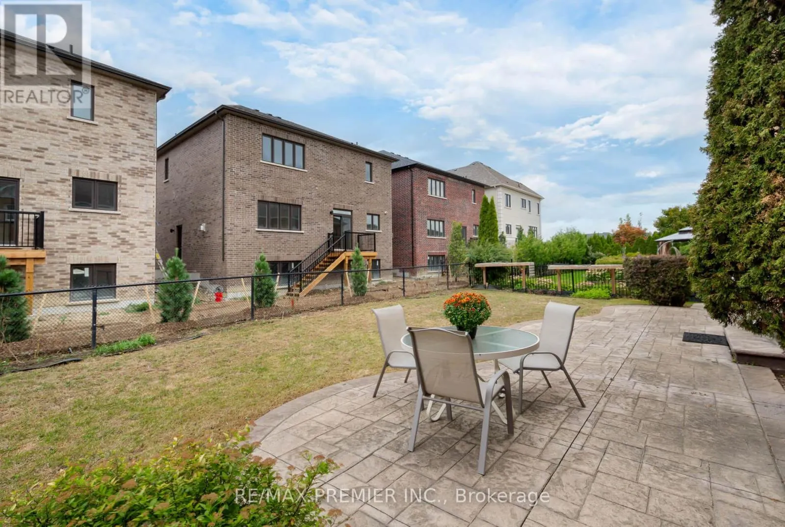 6 DONWOODS COURT
