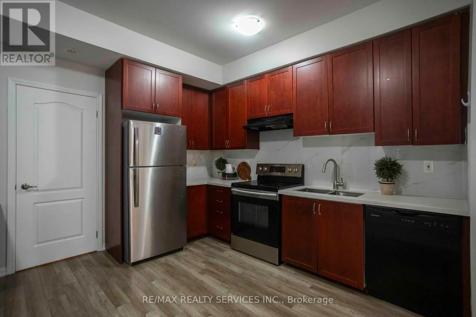 8 - 3100 BOXFORD CRESCENT