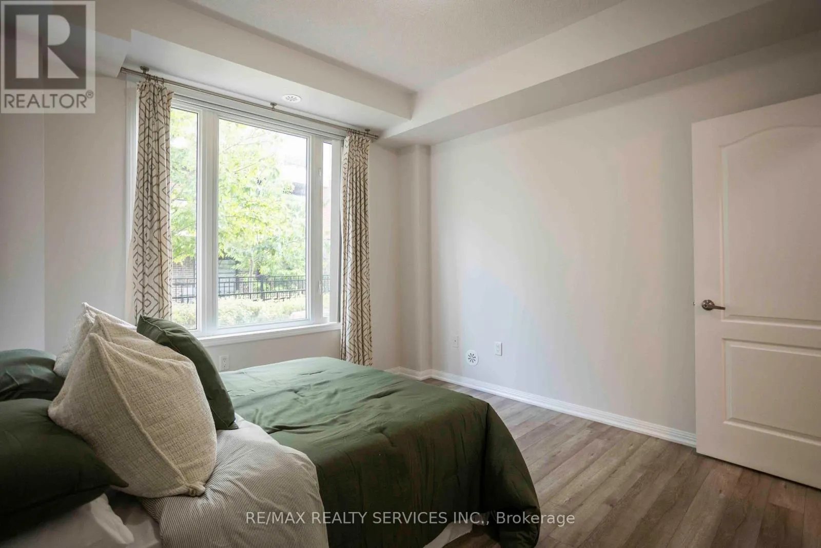 8 - 3100 BOXFORD CRESCENT