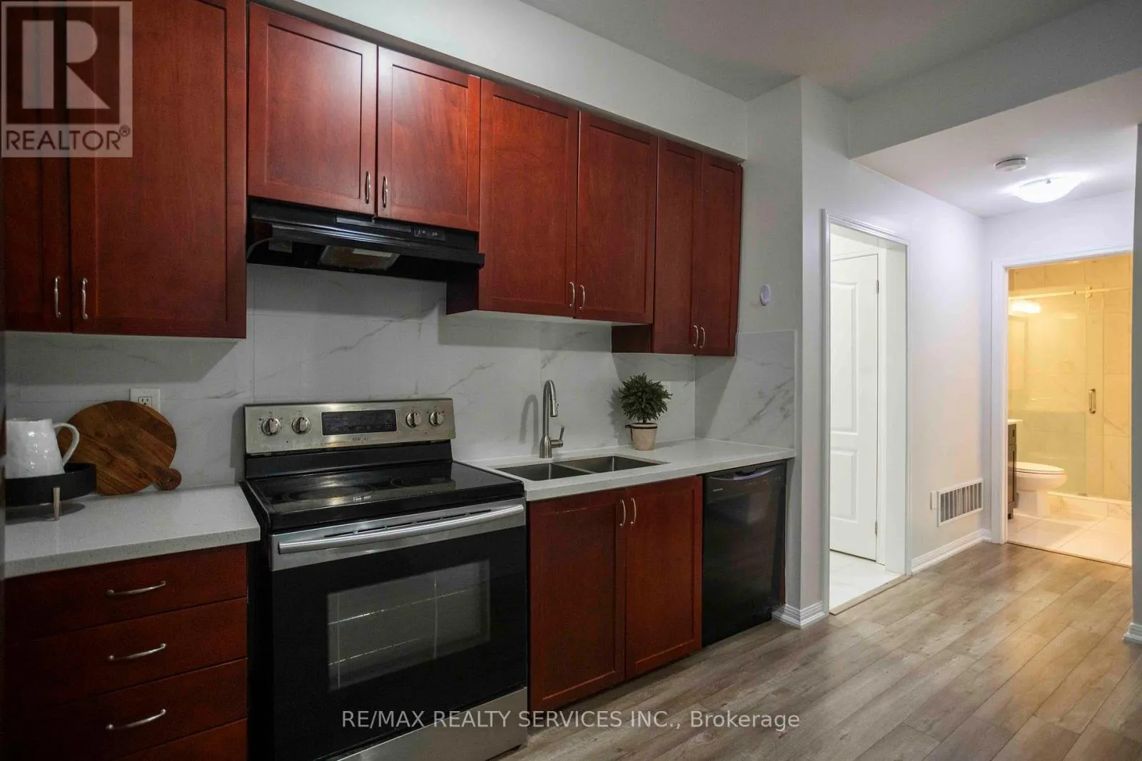8 - 3100 BOXFORD CRESCENT