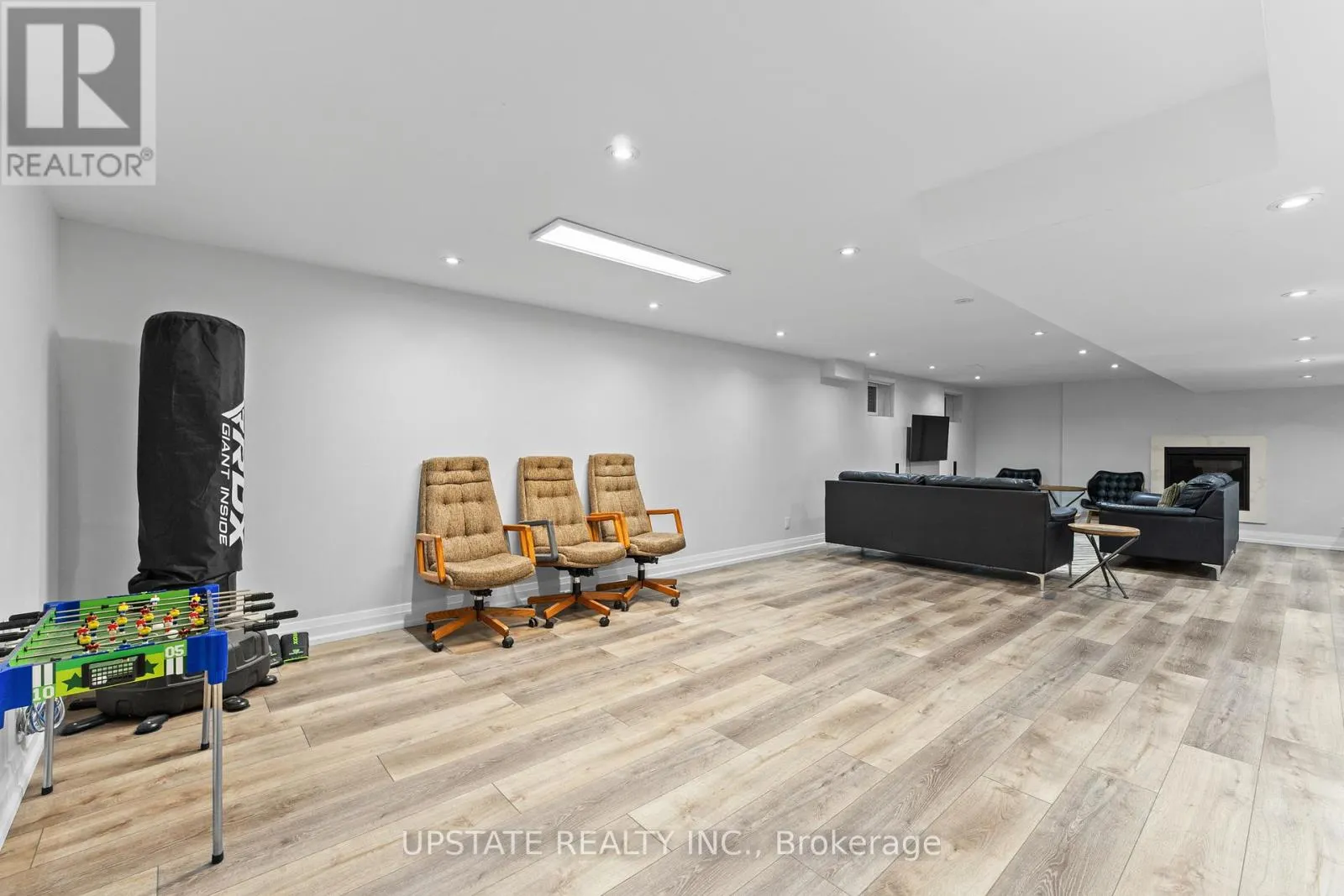 6 ISLINGTON DRIVE