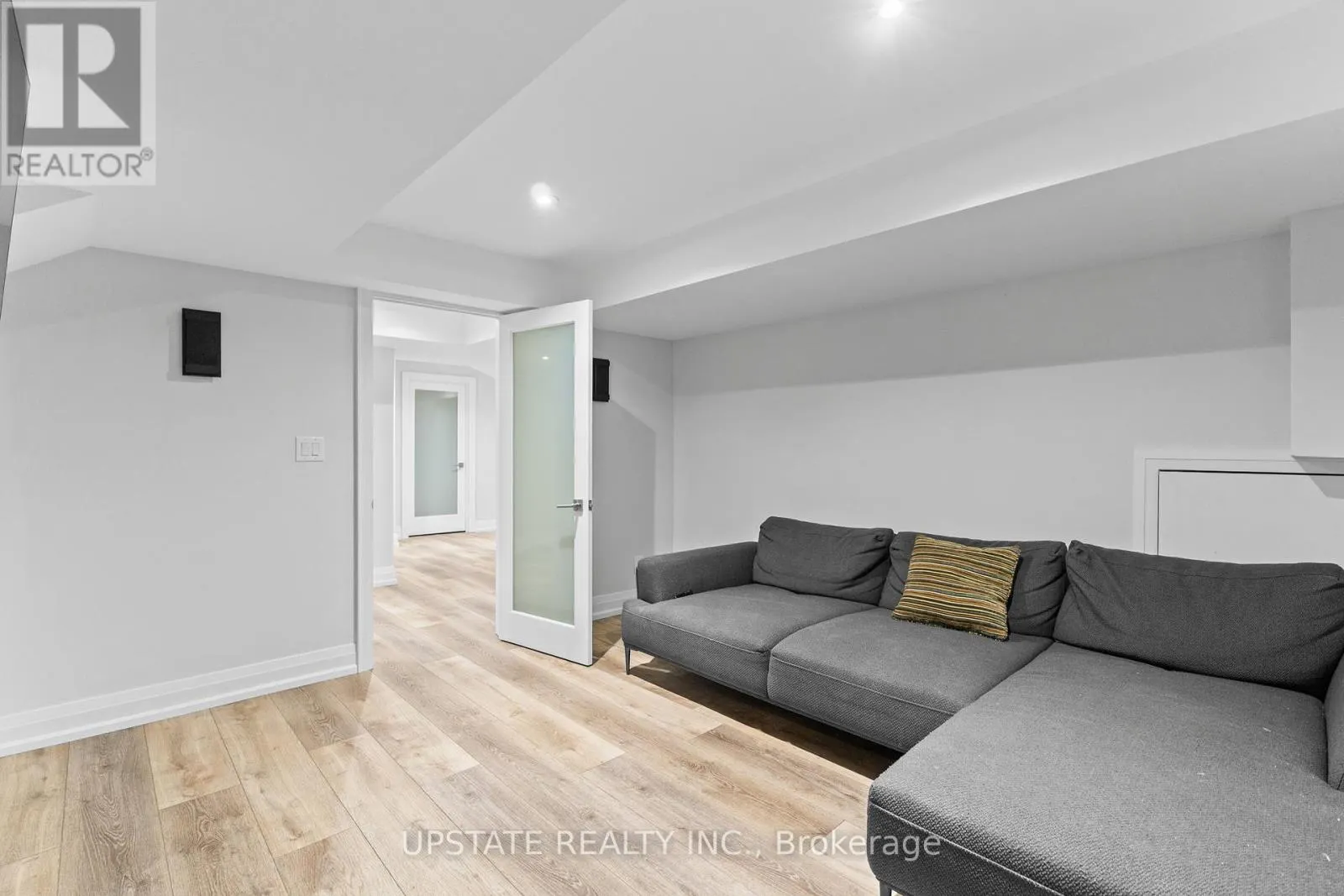 6 ISLINGTON DRIVE