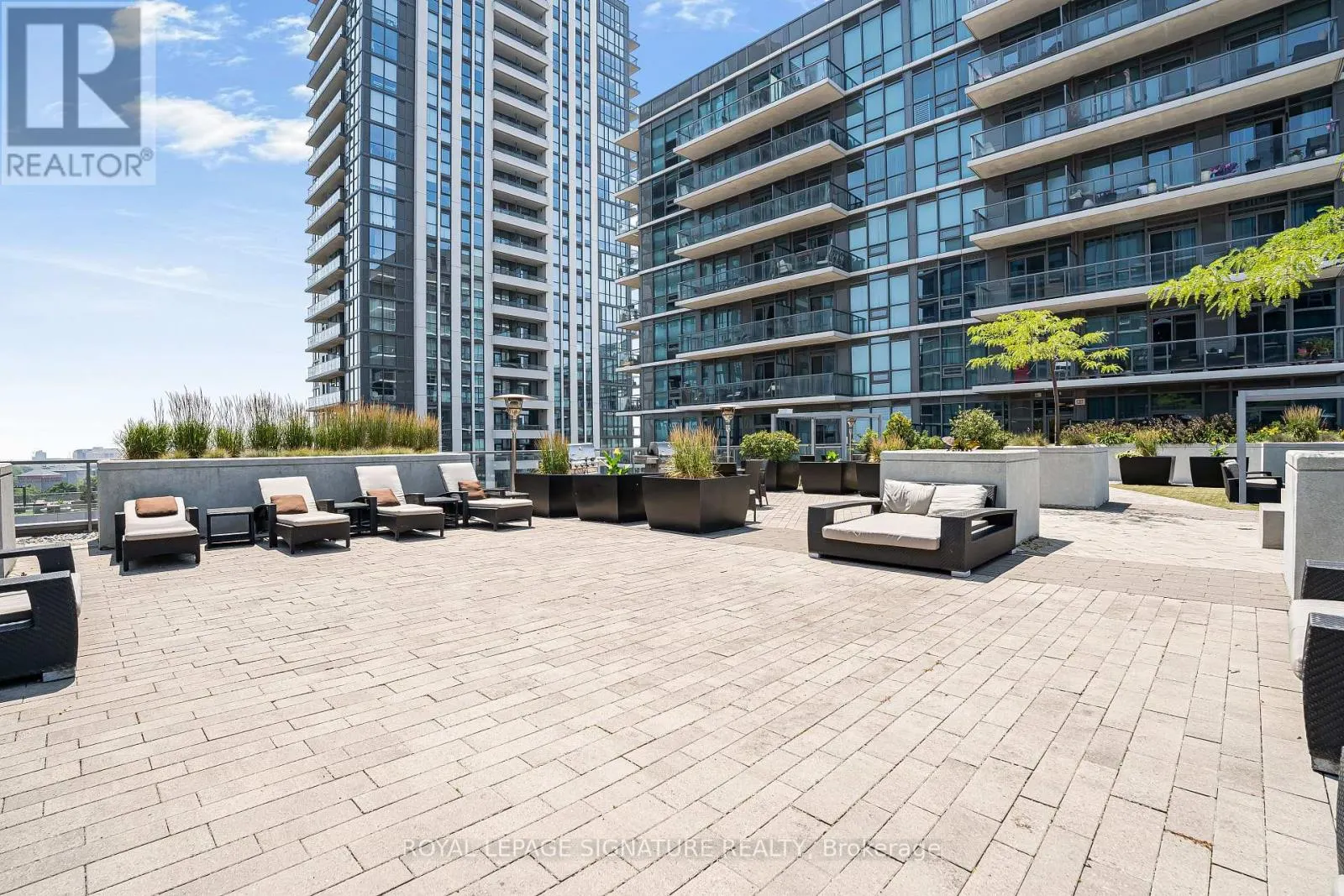 527 - 1185 THE QUEENSWAY