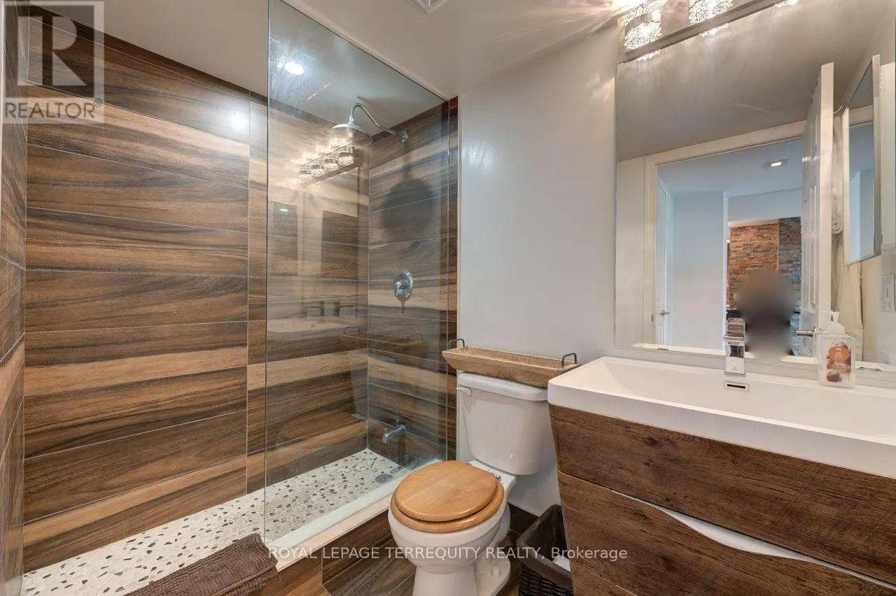 1105 - 208 ENFIELD PLACE