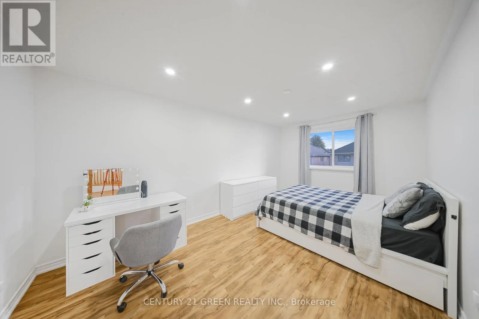 486 FERNFOREST DRIVE