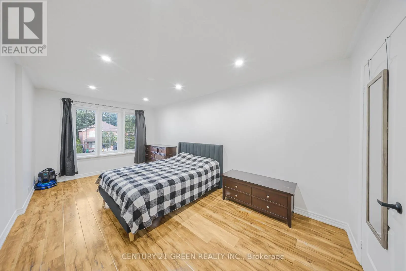 486 FERNFOREST DRIVE