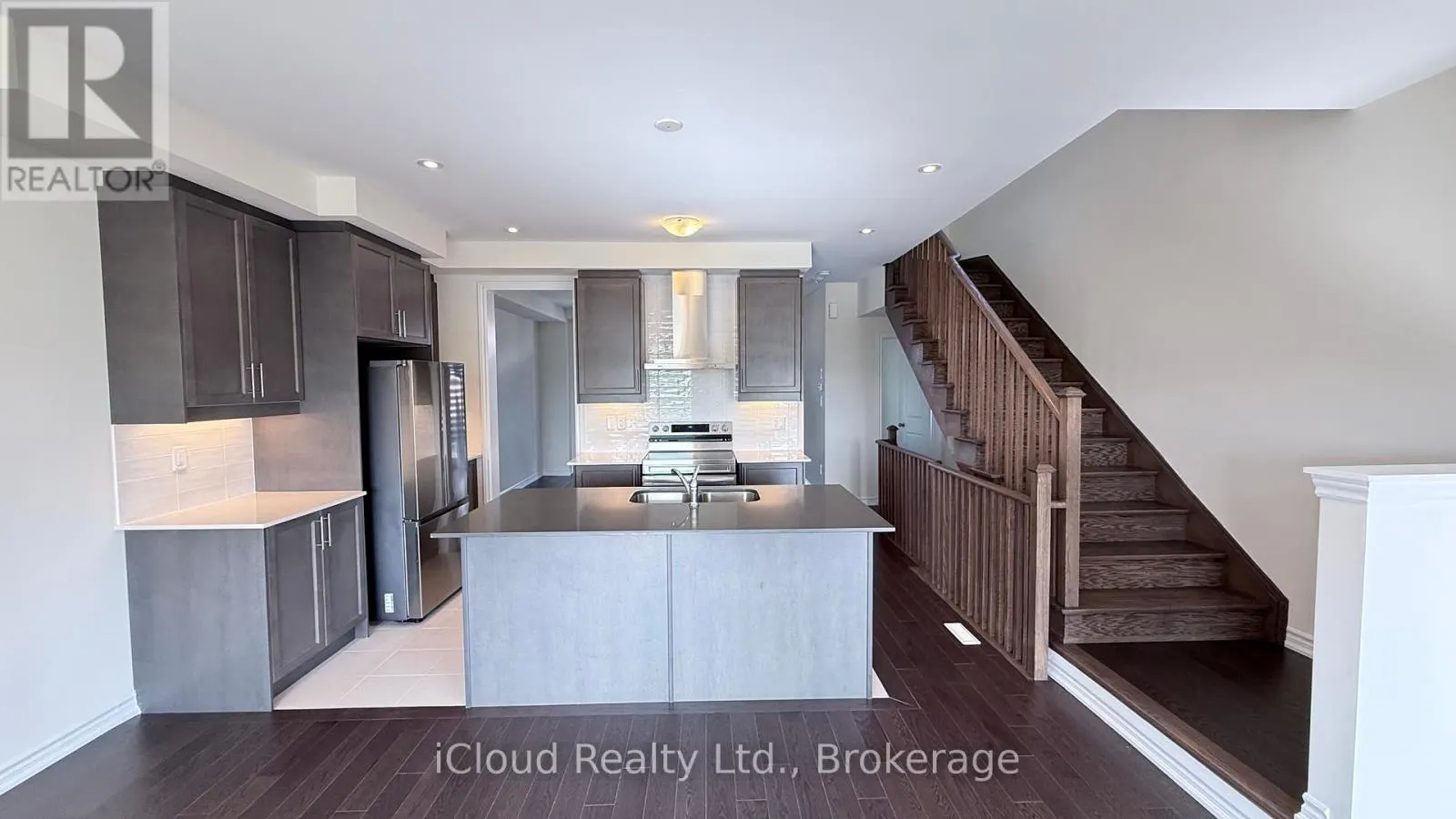 79 DONALD FICHT CRESCENT W