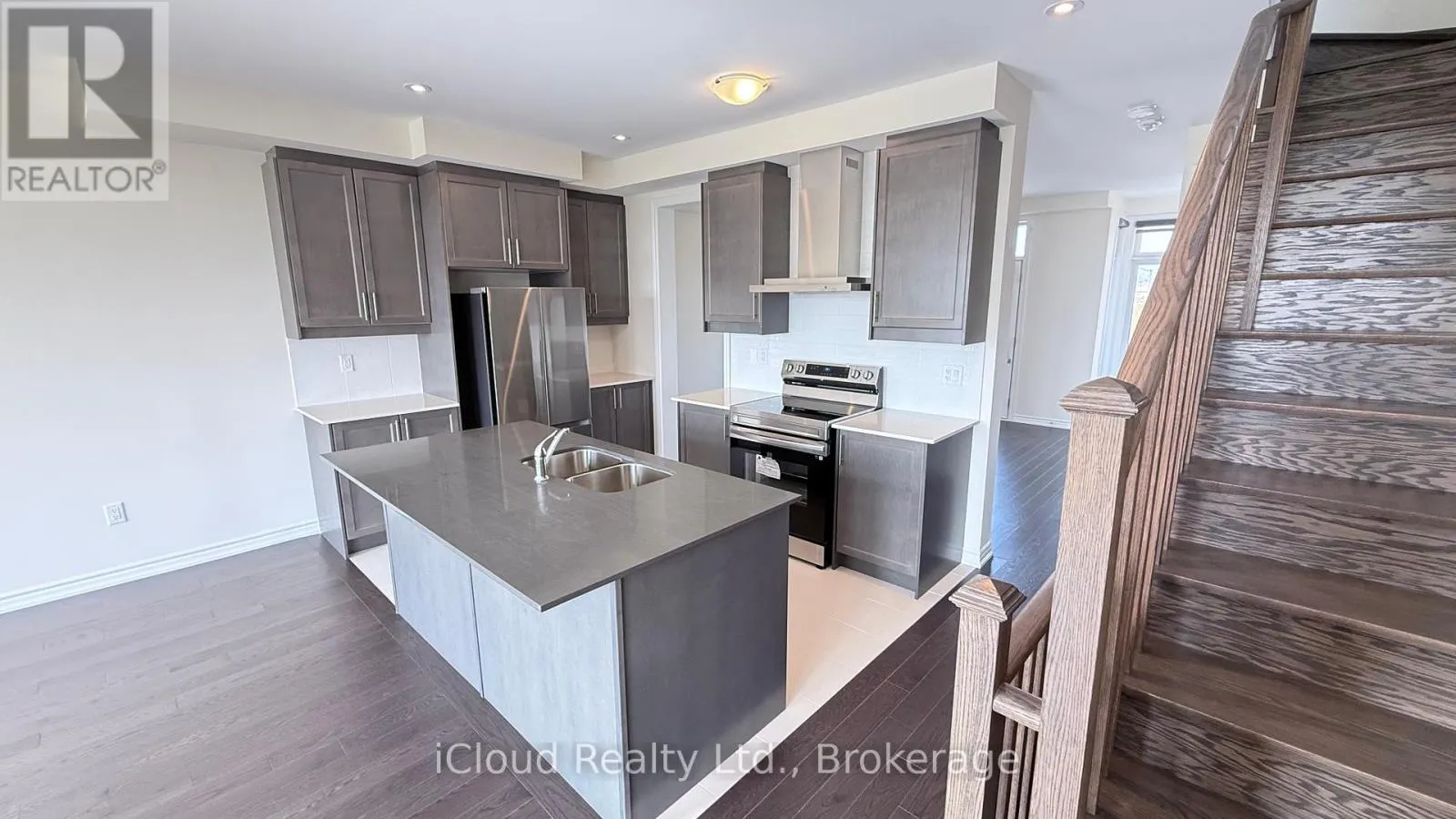 79 DONALD FICHT CRESCENT W