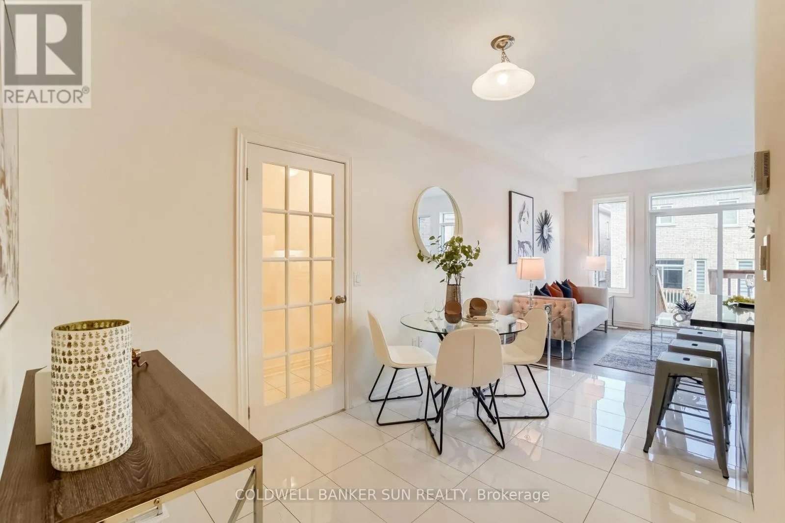 28 BENHURST CRESCENT