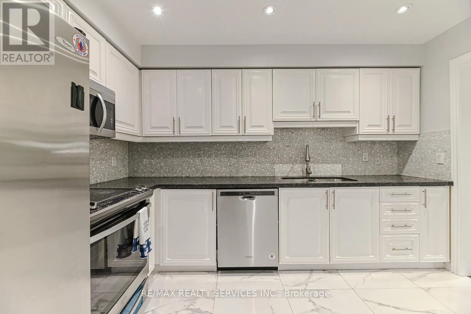 6 - 110 HEATHCLIFFE SQUARE