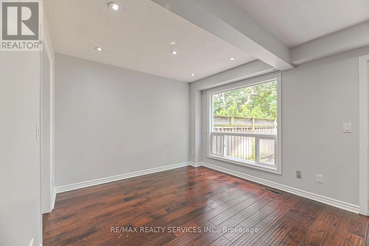 6 - 110 HEATHCLIFFE SQUARE