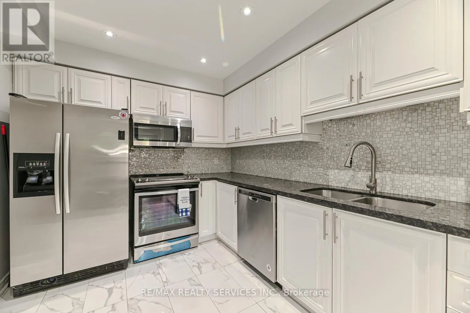 6 - 110 HEATHCLIFFE SQUARE