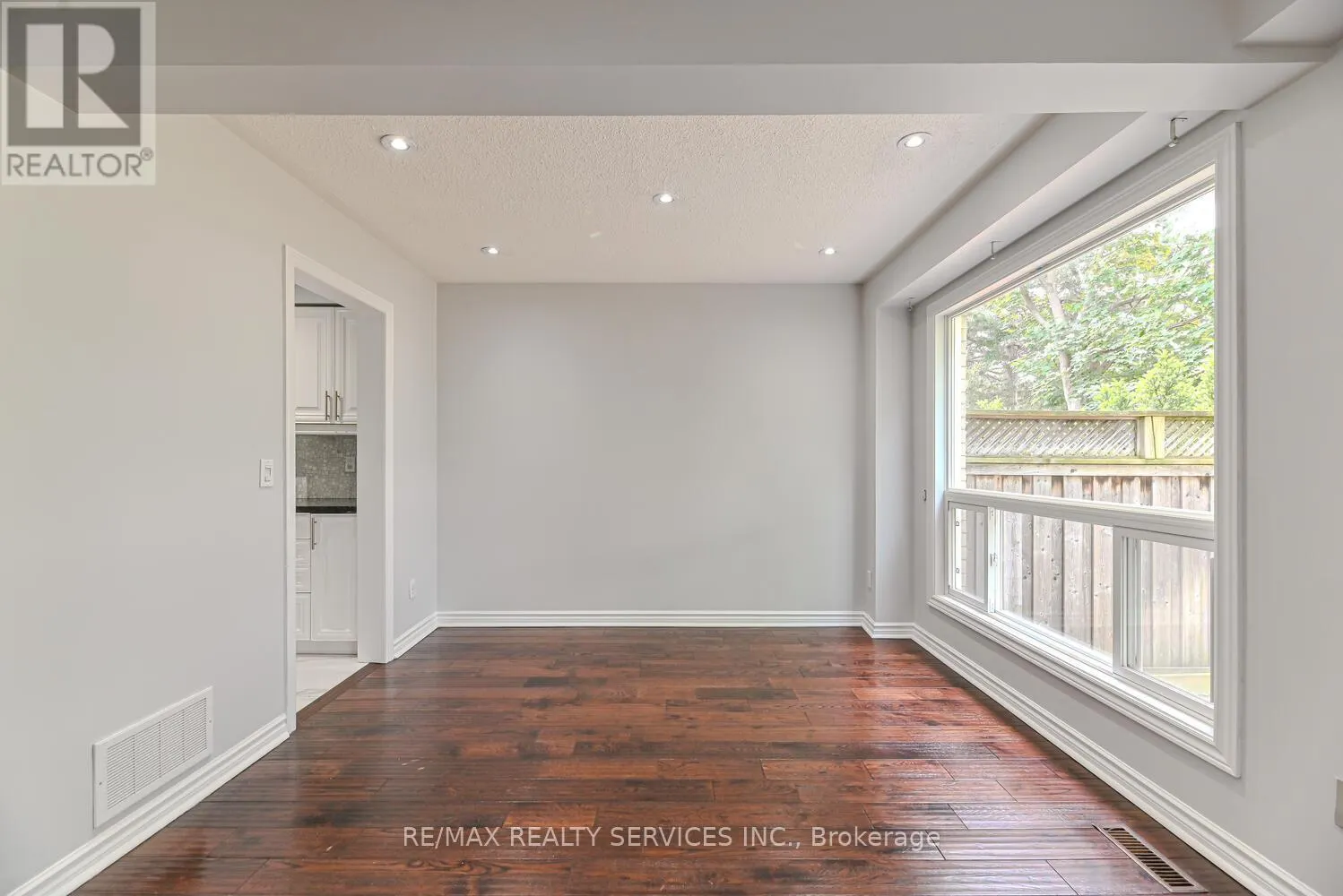 6 - 110 HEATHCLIFFE SQUARE