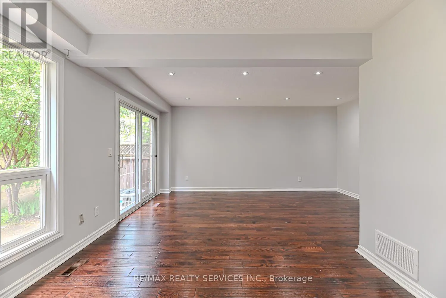 6 - 110 HEATHCLIFFE SQUARE