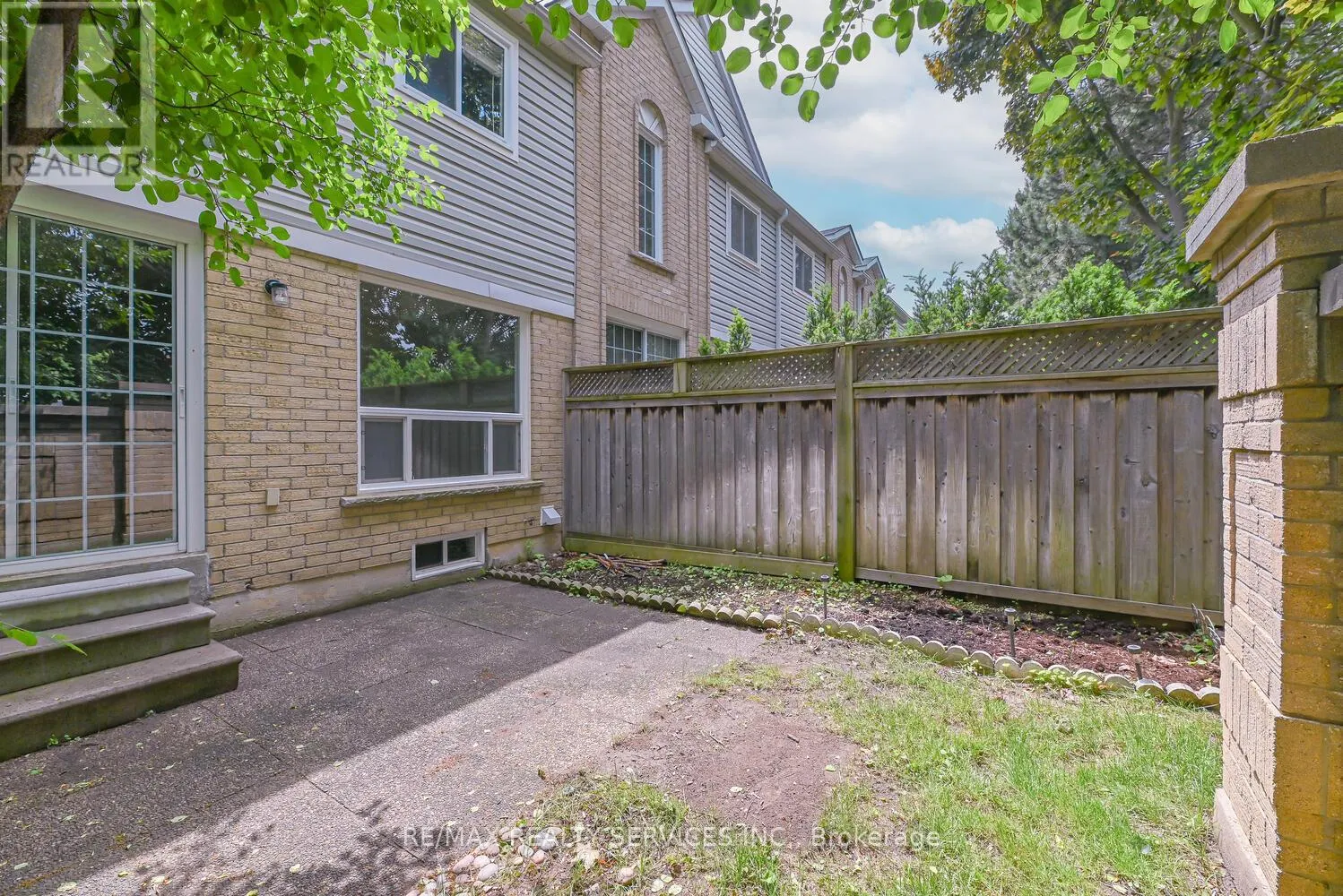 6 - 110 HEATHCLIFFE SQUARE