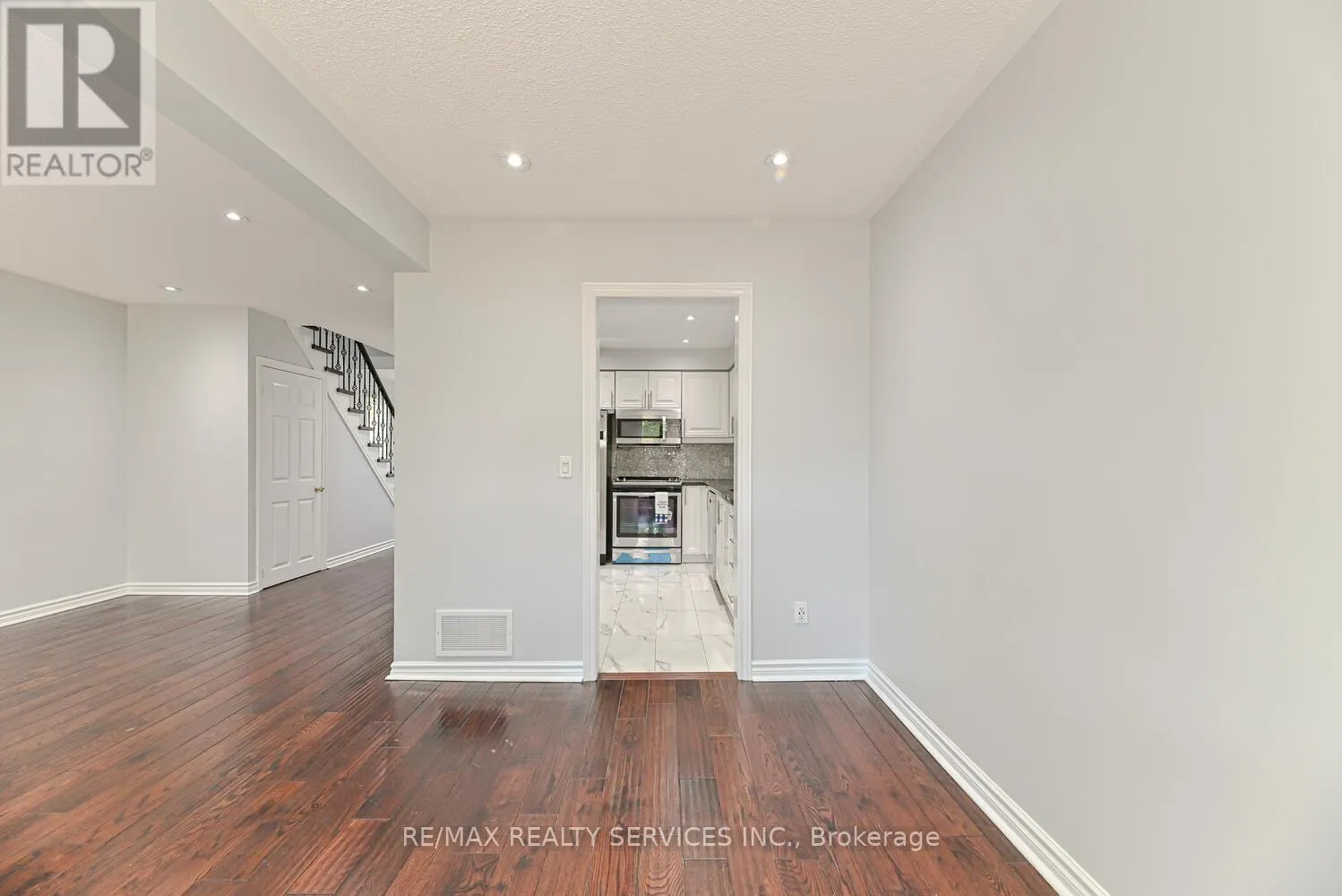 6 - 110 HEATHCLIFFE SQUARE