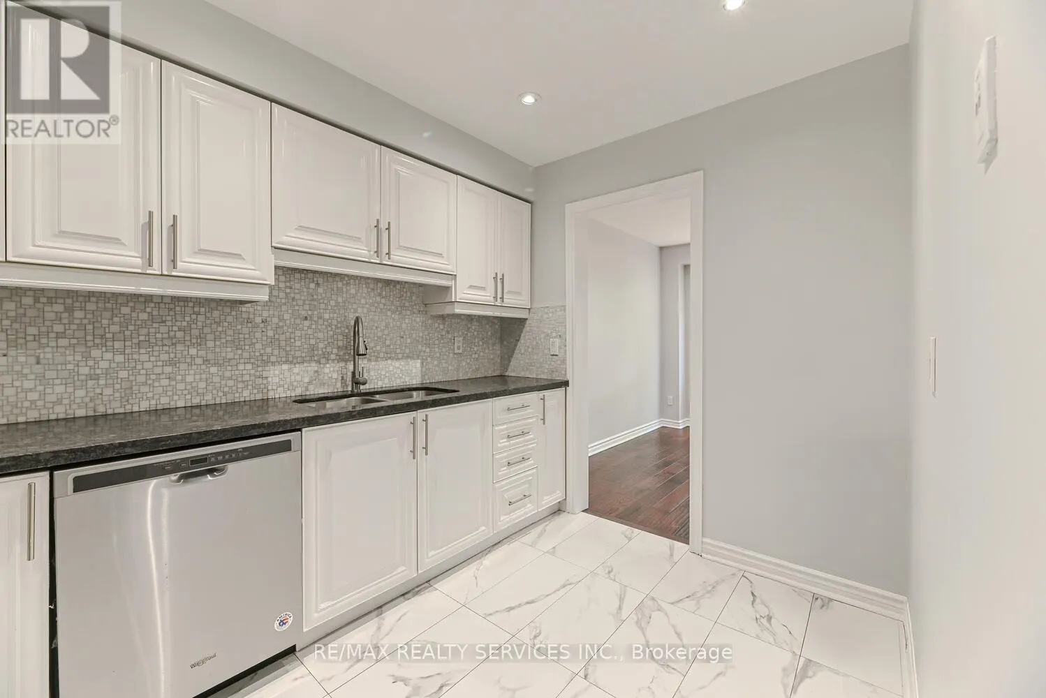 6 - 110 HEATHCLIFFE SQUARE