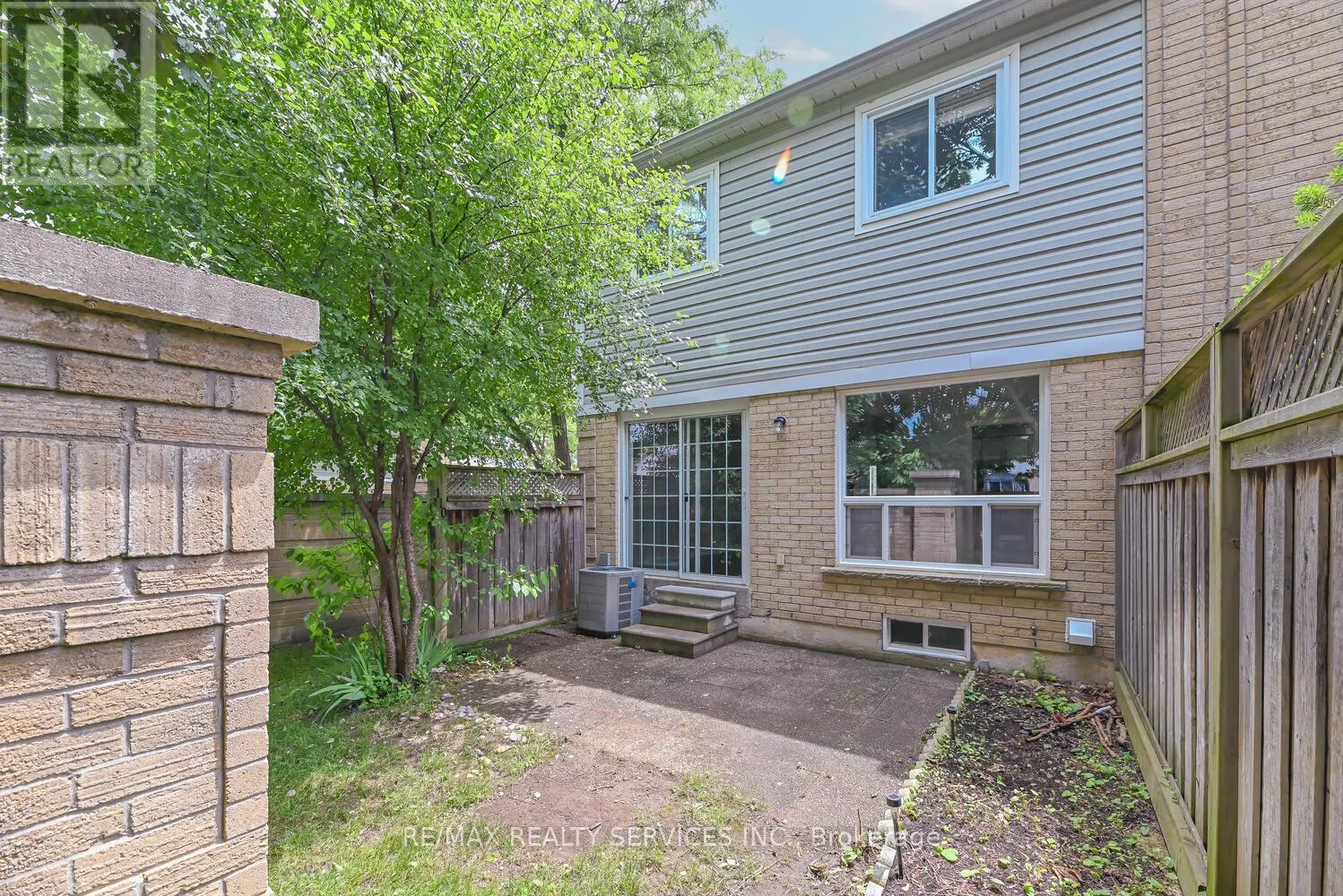 6 - 110 HEATHCLIFFE SQUARE