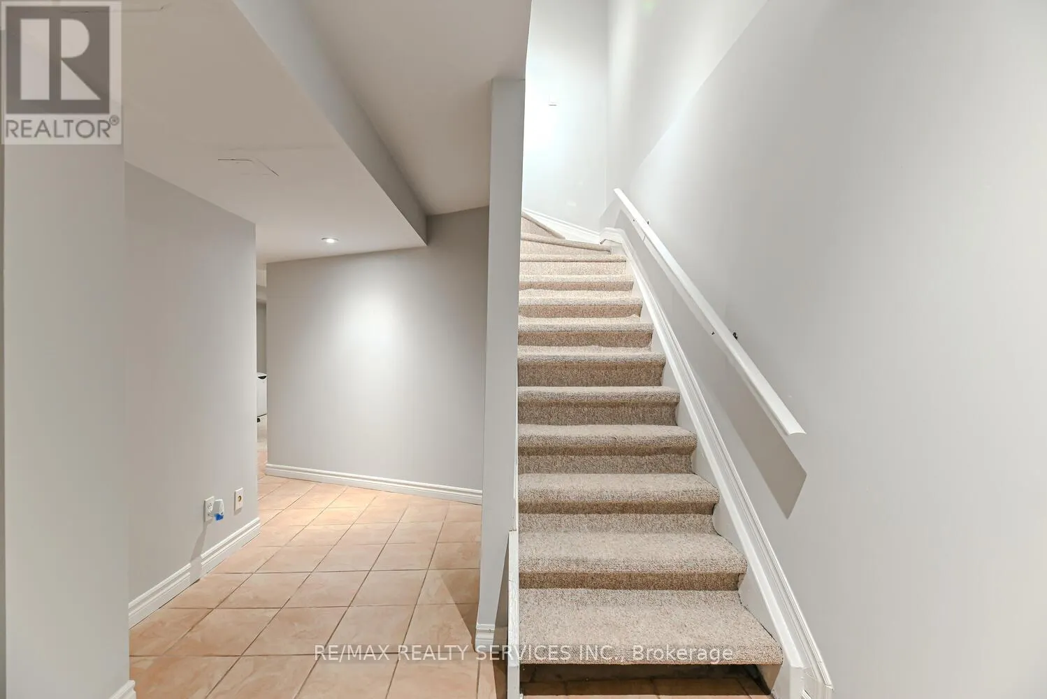 6 - 110 HEATHCLIFFE SQUARE
