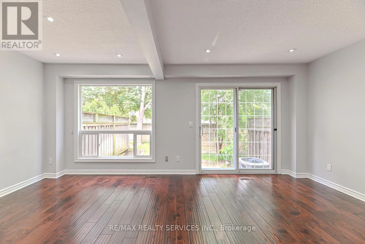 6 - 110 HEATHCLIFFE SQUARE
