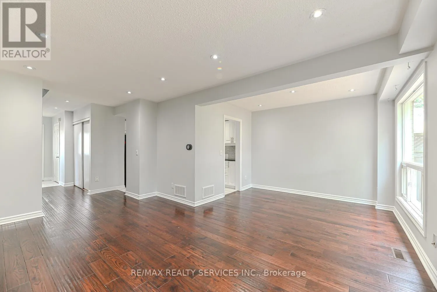 6 - 110 HEATHCLIFFE SQUARE