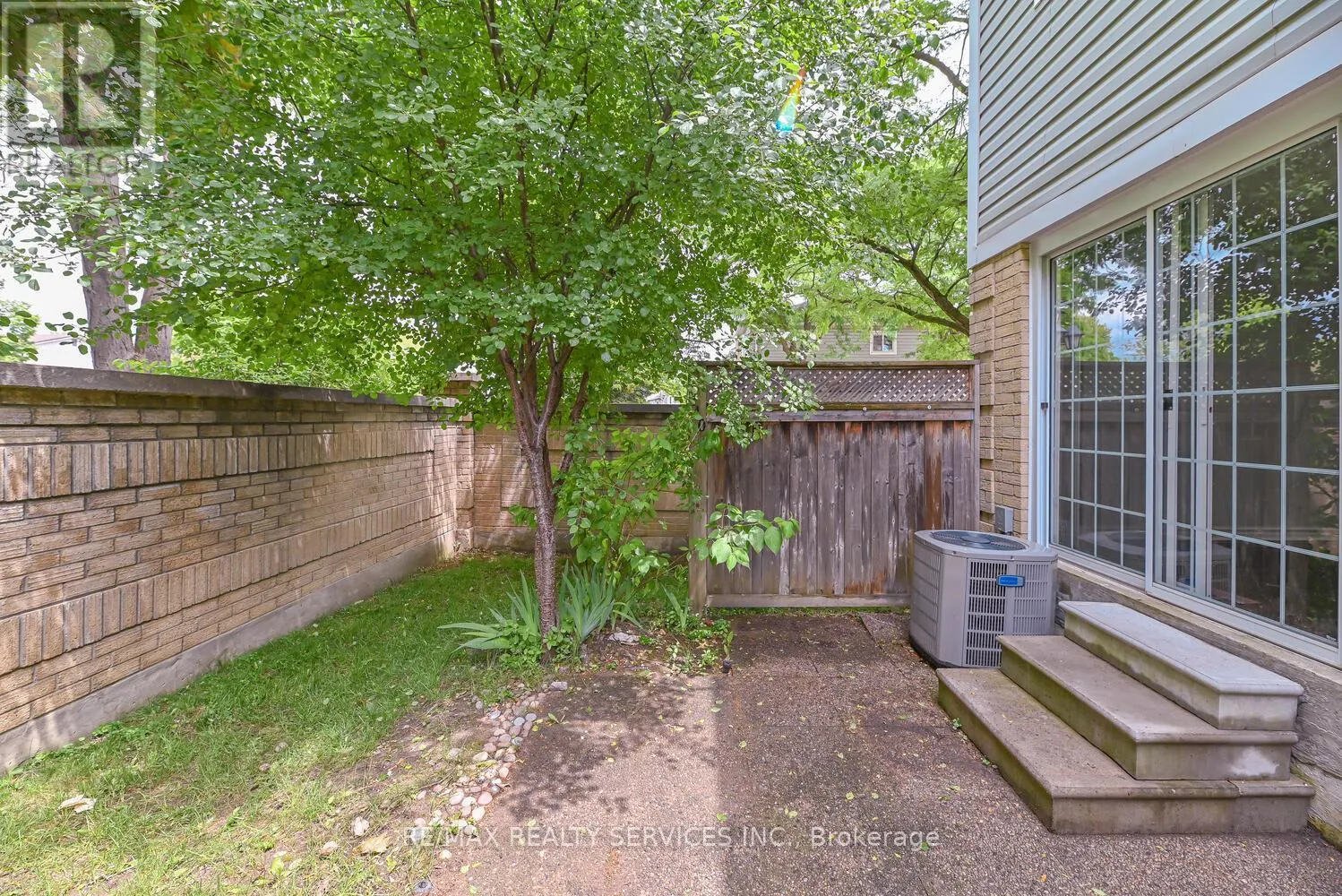 6 - 110 HEATHCLIFFE SQUARE