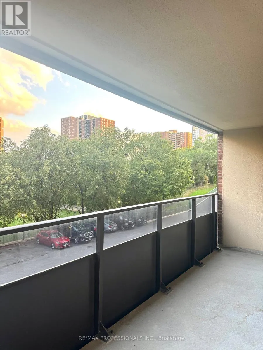 307 - 15 LA ROSE AVENUE